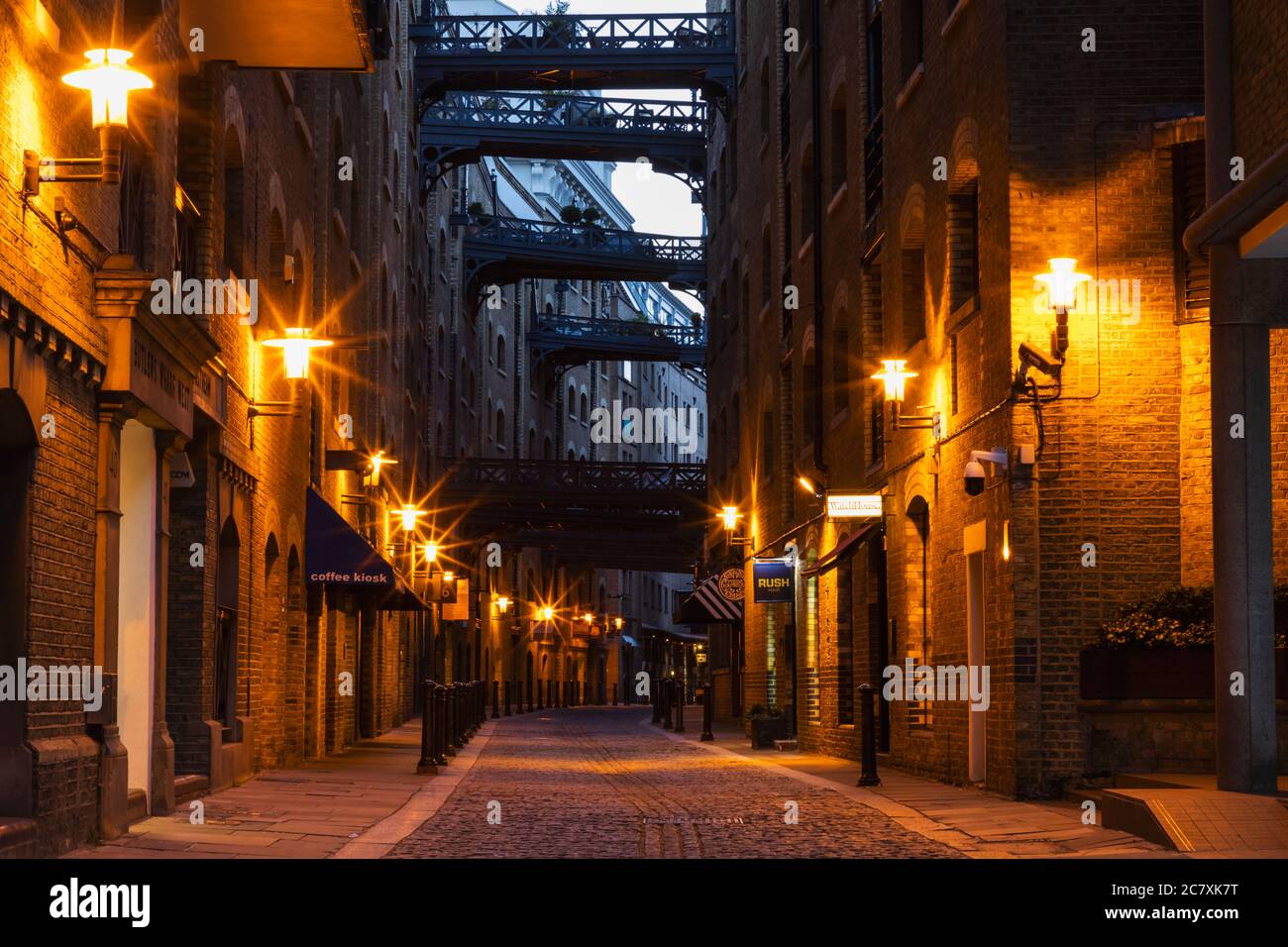 Inghilterra, Londra, Southwark, Bermondsey, Shad Thames di notte Foto Stock