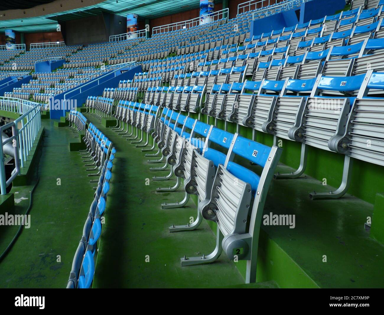 Sedie vuote nello stadio a causa degli eventi annullati Durante la pandemia COVID-19 Foto Stock Sedie vuote nello stadio a causa degli eventi annullati Durante la pandemia COVID-19 Foto Stock