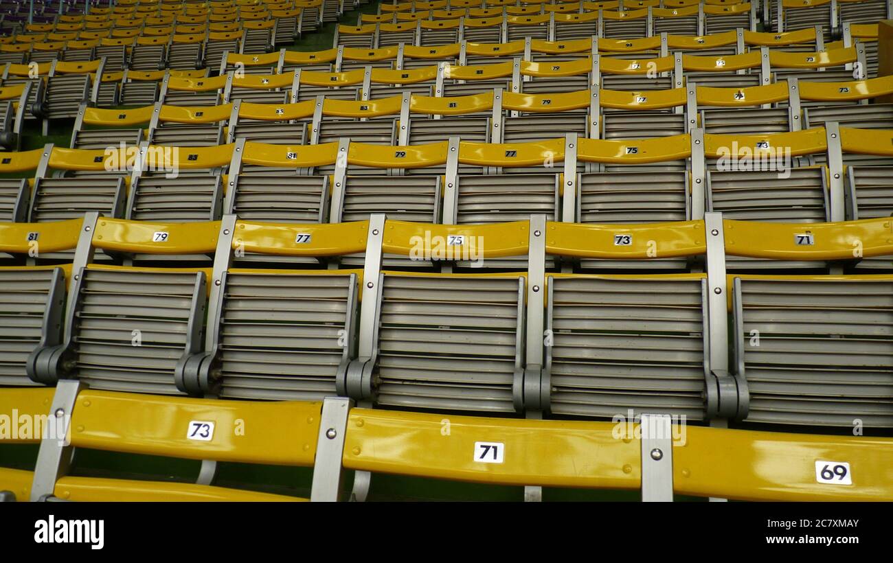 Sedie vuote nello stadio a causa degli eventi annullati Durante la pandemia COVID-19 Foto Stock Sedie vuote nello stadio a causa degli eventi annullati Durante la pandemia COVID-19 Foto Stock