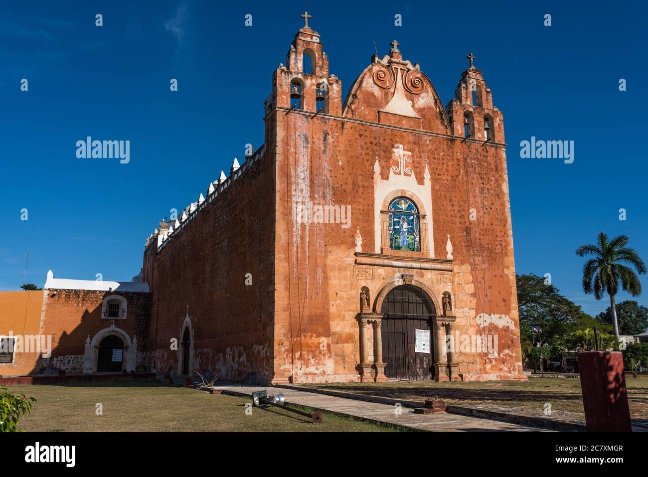 La Chiesa coloniale di San Antonio de Padova, risalente al XVI secolo, fu costruita da frati francescani provenienti da pietre provenienti dalle vicine rovine Maya della città di Ticul, Yuca Foto Stock