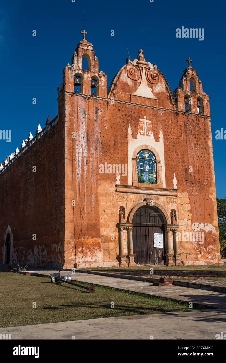 La Chiesa coloniale di San Antonio de Padova, risalente al XVI secolo, fu costruita da frati francescani provenienti da pietre provenienti dalle vicine rovine Maya della città di Ticul, Yuca Foto Stock