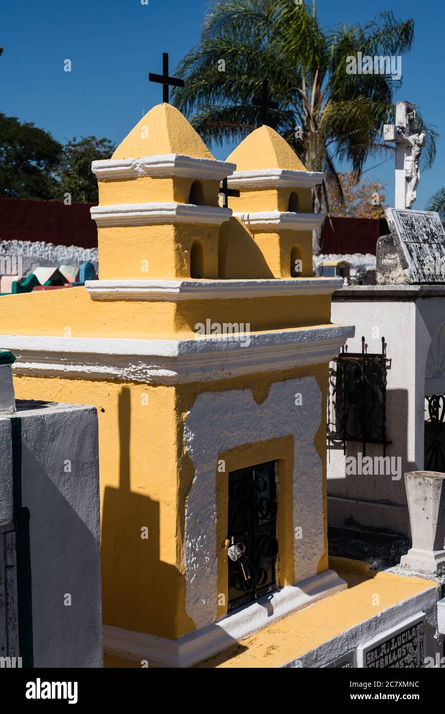 Lapidi colorate in un cimitero a Cacalchen, Yucatan, Messico. Foto Stock