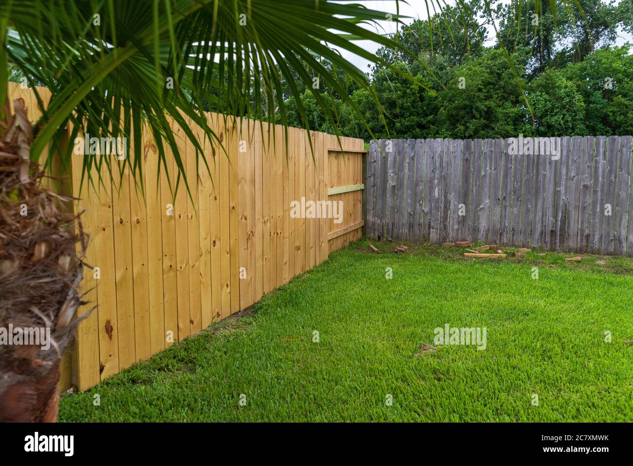 Recinzioni in legno nuove e vecchie privacy nel cortile posteriore. Foto Stock