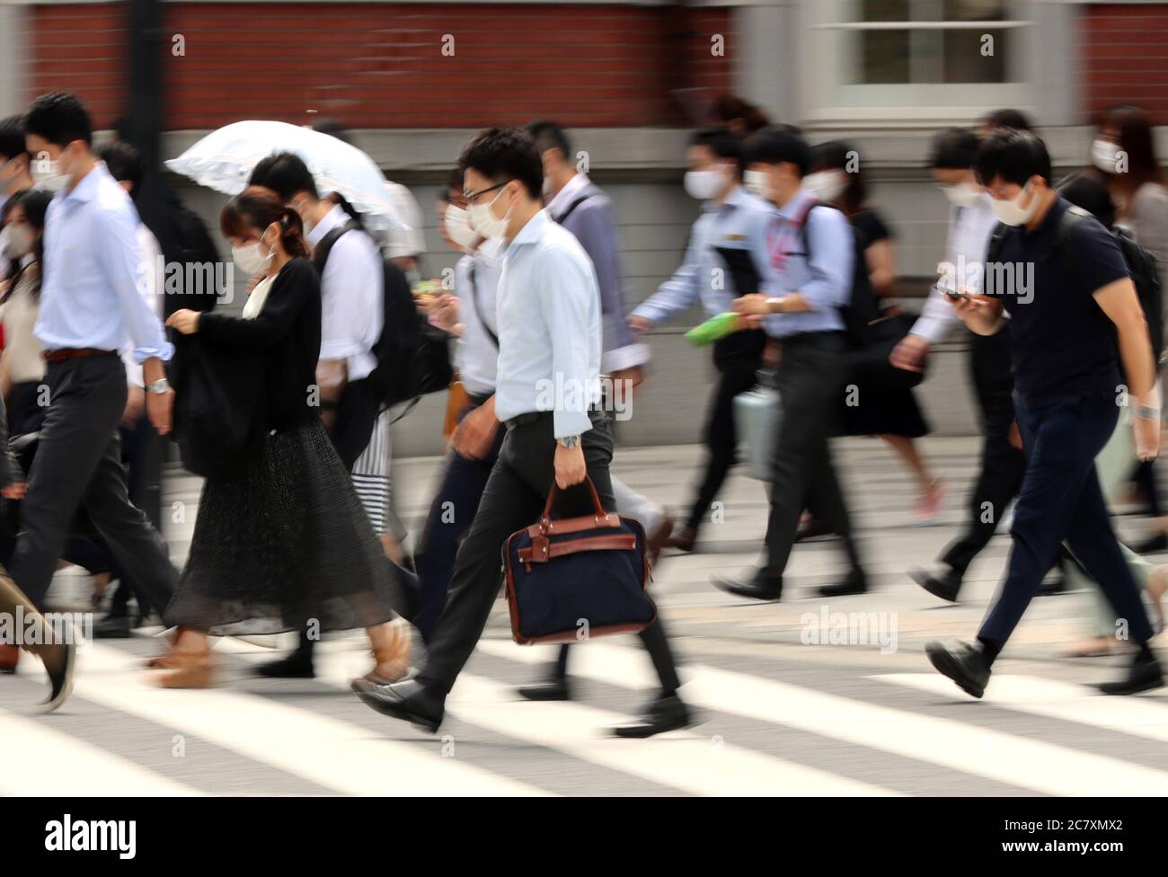 Tokyo, Giappone. 20 luglio 2020. I pendolari si dirigono verso i loro uffici a Tokyo lunedì 20 luglio 2020, in mezzo alla diffusione del nuovo coronavirus a Tokyo. Credit: Yoshio Tsunoda/AFLO/Alamy Live News Foto Stock