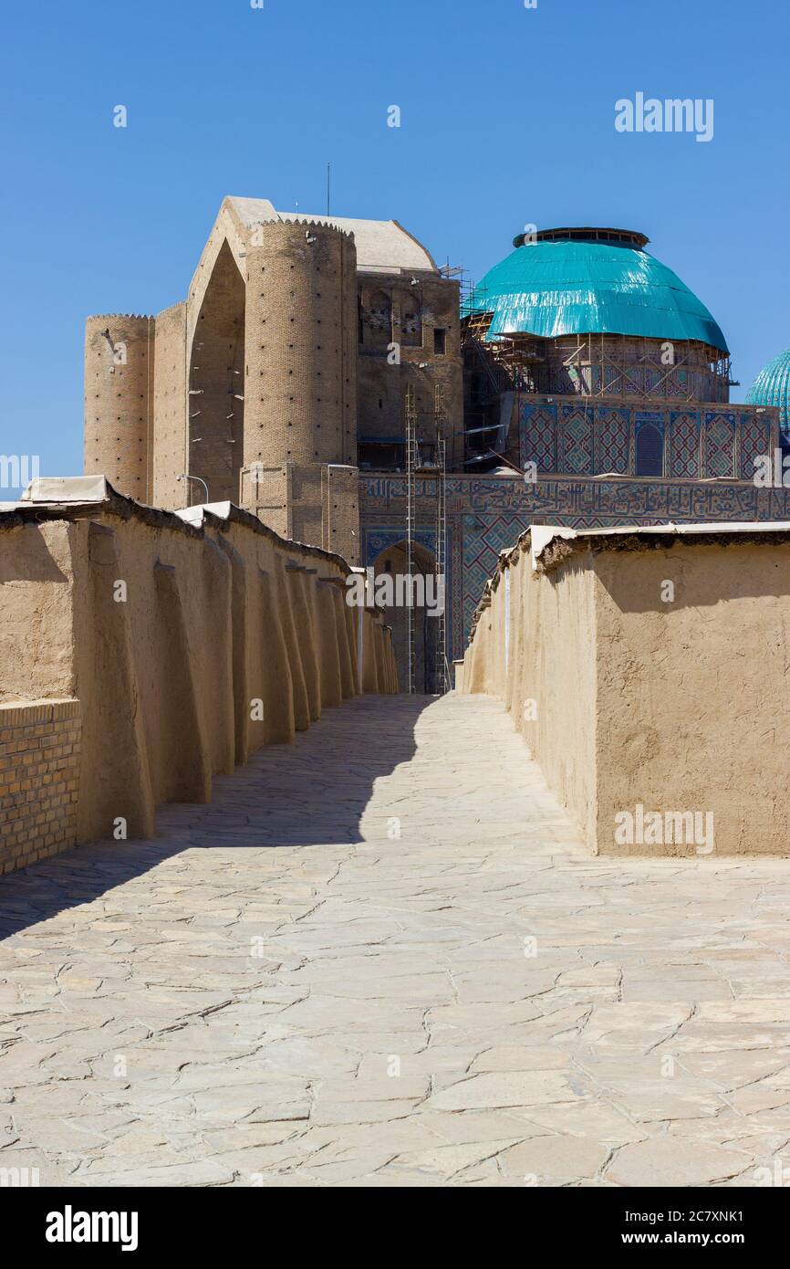 Mausoleo medievale di Khoja Ahmed Yasawi nella città di Turkestan, nel Kazakistan meridionale. Tour Legacy di Silk Road. Foto Stock