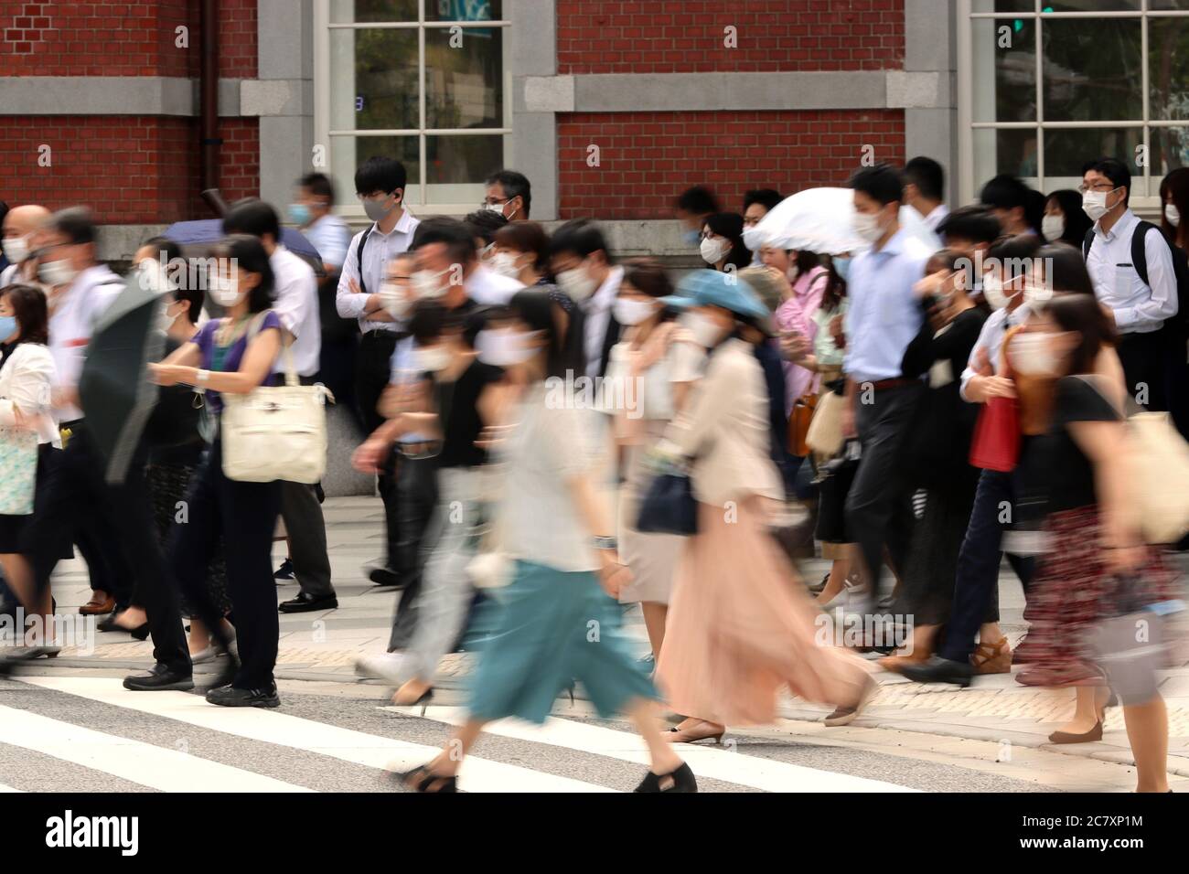 Tokyo, Giappone. 20 luglio 2020. I pendolari si dirigono verso i loro uffici a Tokyo lunedì 20 luglio 2020, in mezzo alla diffusione del nuovo coronavirus a Tokyo. Credit: Yoshio Tsunoda/AFLO/Alamy Live News Foto Stock