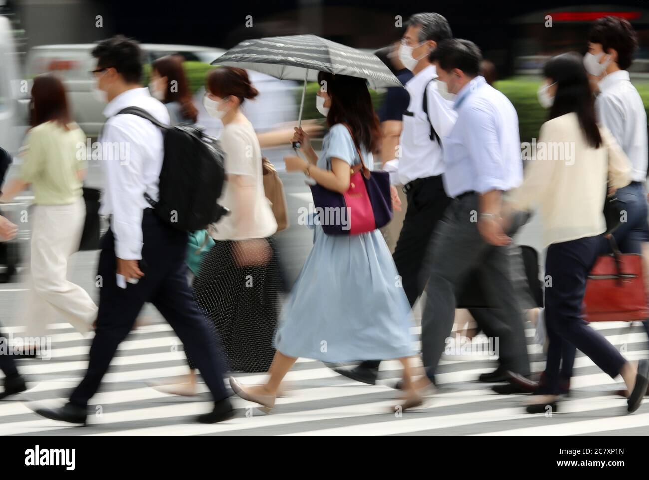 Tokyo, Giappone. 20 luglio 2020. I pendolari si dirigono verso i loro uffici a Tokyo lunedì 20 luglio 2020, in mezzo alla diffusione del nuovo coronavirus a Tokyo. Credit: Yoshio Tsunoda/AFLO/Alamy Live News Foto Stock