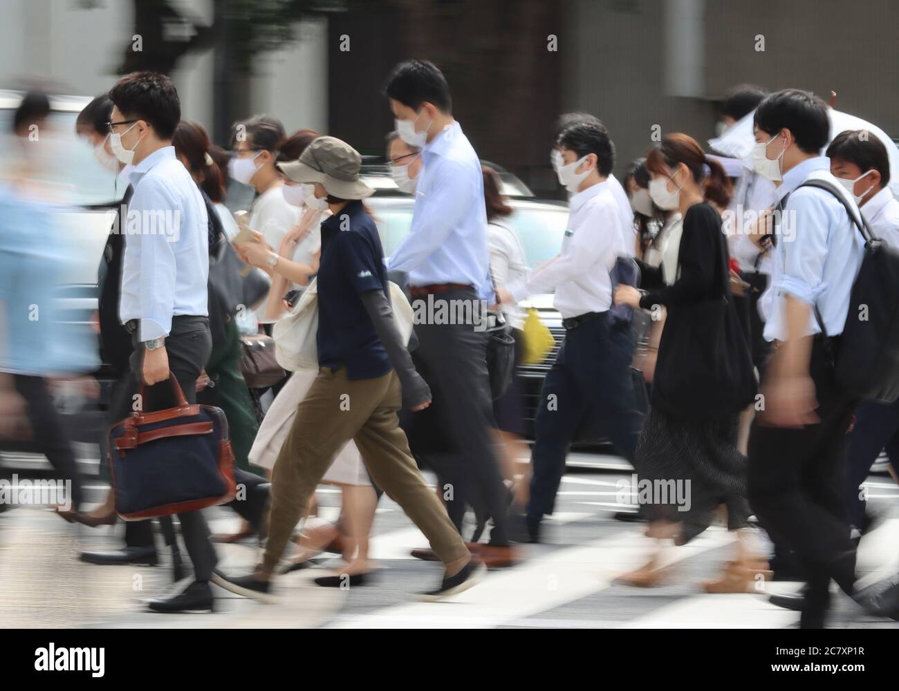 Tokyo, Giappone. 20 luglio 2020. I pendolari si dirigono verso i loro uffici a Tokyo lunedì 20 luglio 2020, in mezzo alla diffusione del nuovo coronavirus a Tokyo. Credit: Yoshio Tsunoda/AFLO/Alamy Live News Foto Stock