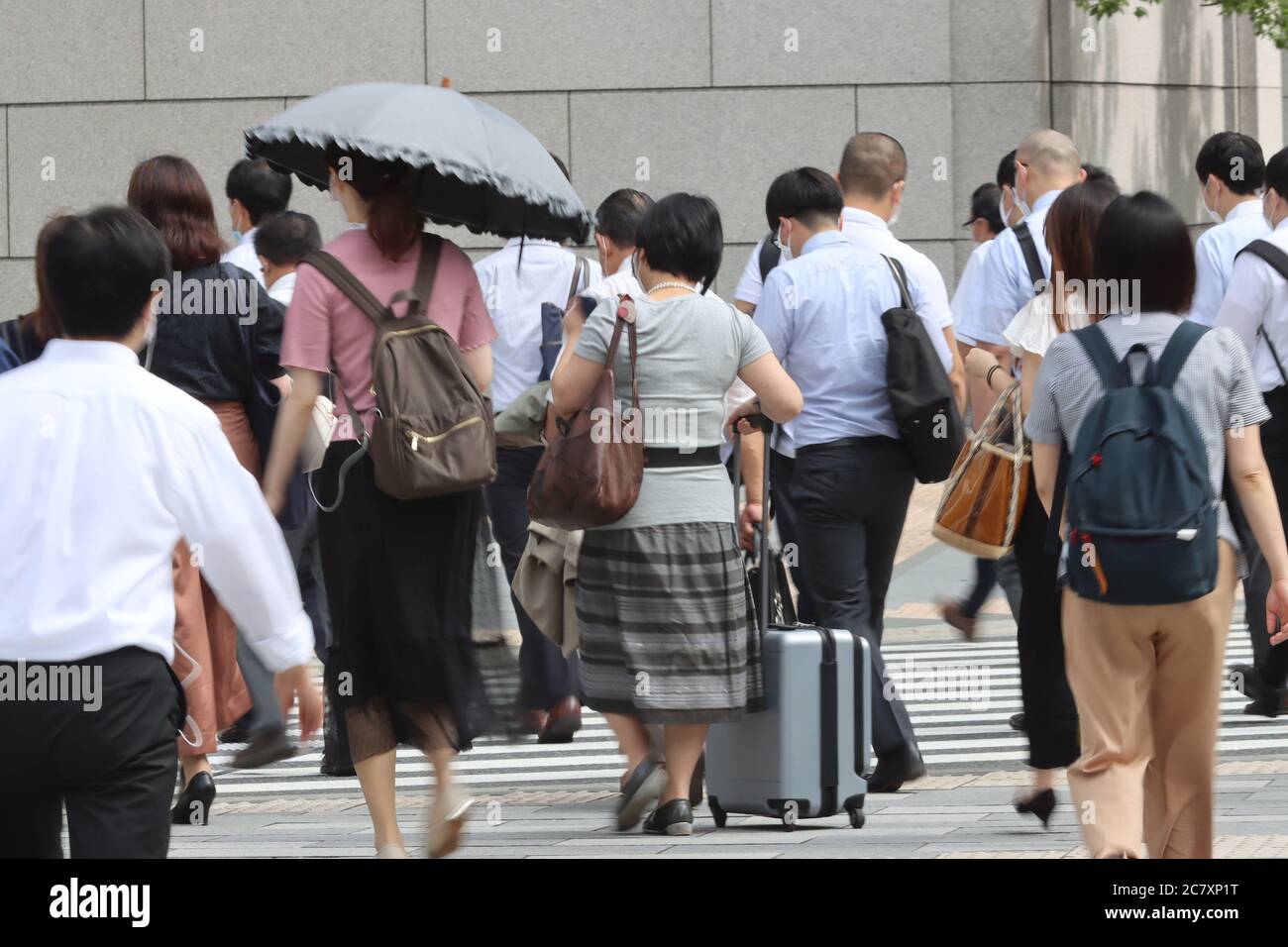 Tokyo, Giappone. 20 luglio 2020. I pendolari si dirigono verso i loro uffici a Tokyo lunedì 20 luglio 2020, in mezzo alla diffusione del nuovo coronavirus a Tokyo. Credit: Yoshio Tsunoda/AFLO/Alamy Live News Foto Stock