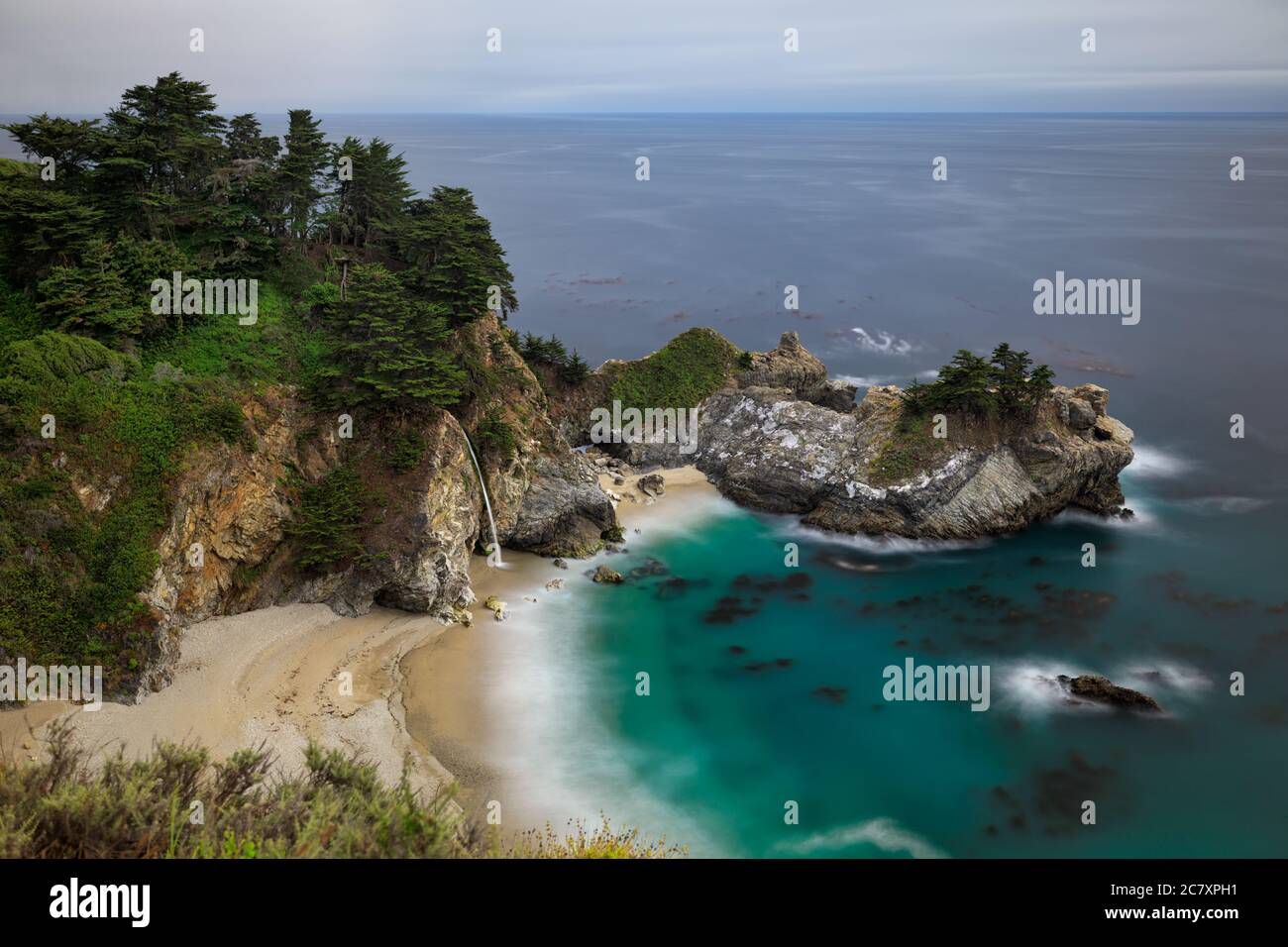 Cascate McWay, acque turchesi e la spiaggia sabbiosa vicino a Big sur lungo la costa della California, Stati Uniti Foto Stock