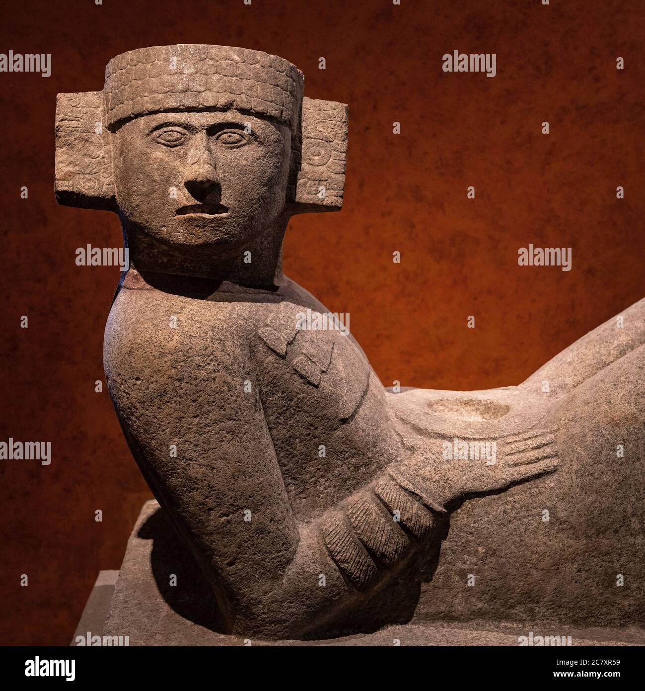 Una scultura Chac Maol della civiltà Maya con scala dove sono stati collocati i cuori dei sacrifici umani, Città del Messico, Messico. Foto Stock