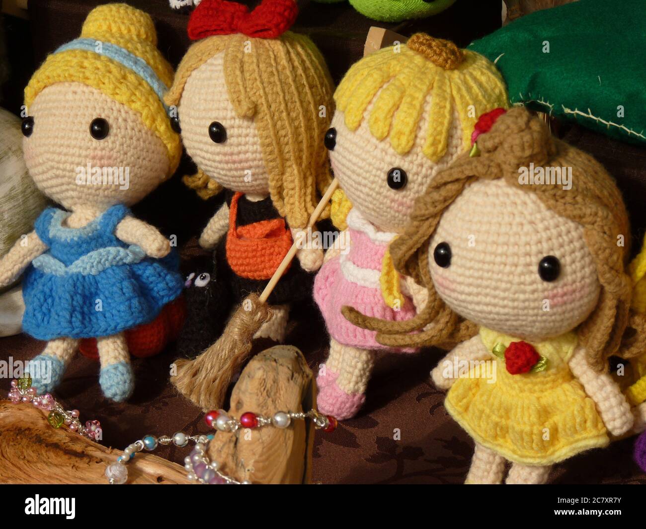 Colpo di closeup di bambole a maglia di lana Foto Stock