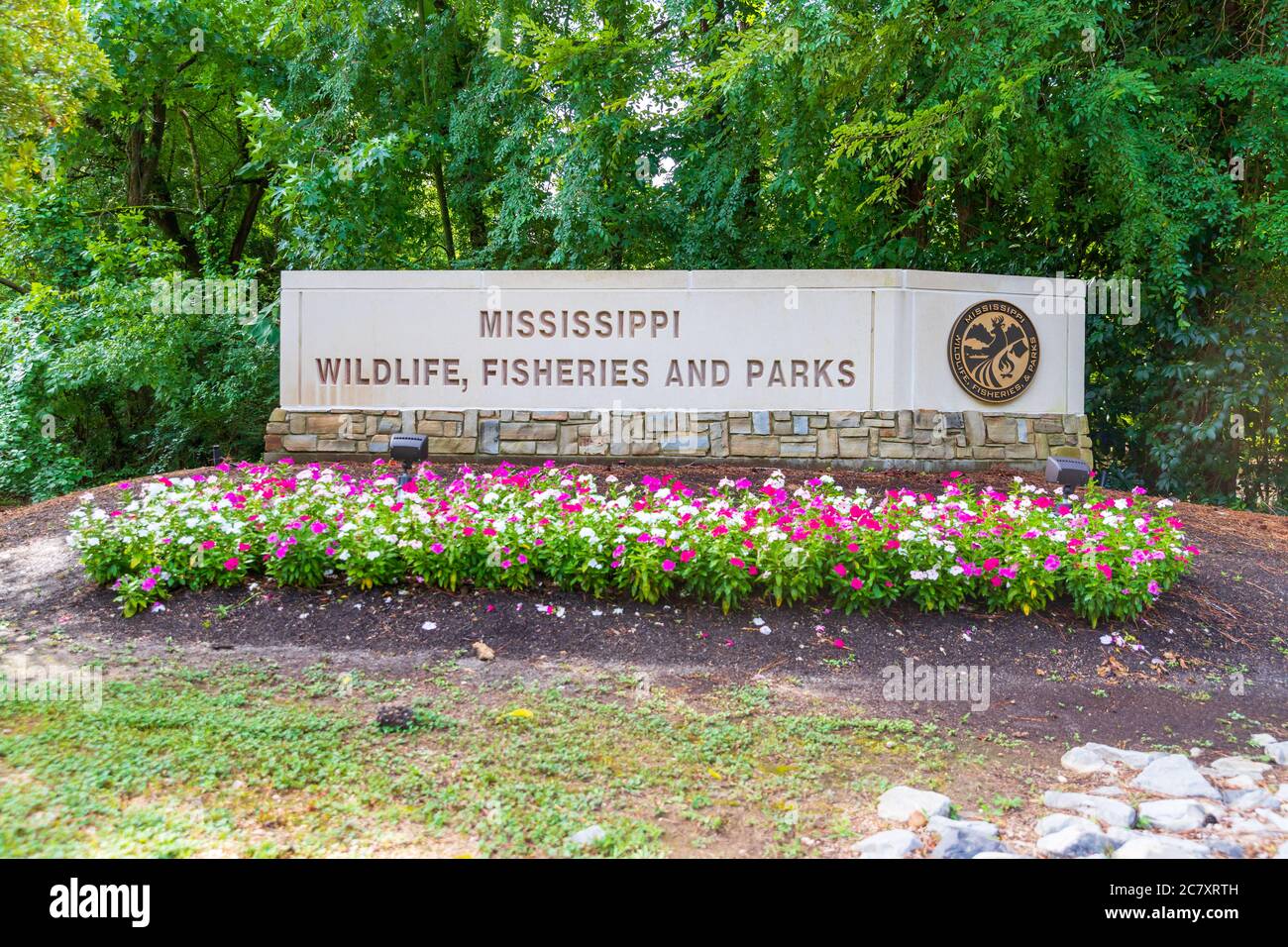 Jackson, MS, USA - 2 luglio 2020: Il Dipartimento di fauna selvatica, pesca e parchi del Mississippi firma fuori dalla sede centrale a Jackson, MS. MDWFP. Foto Stock