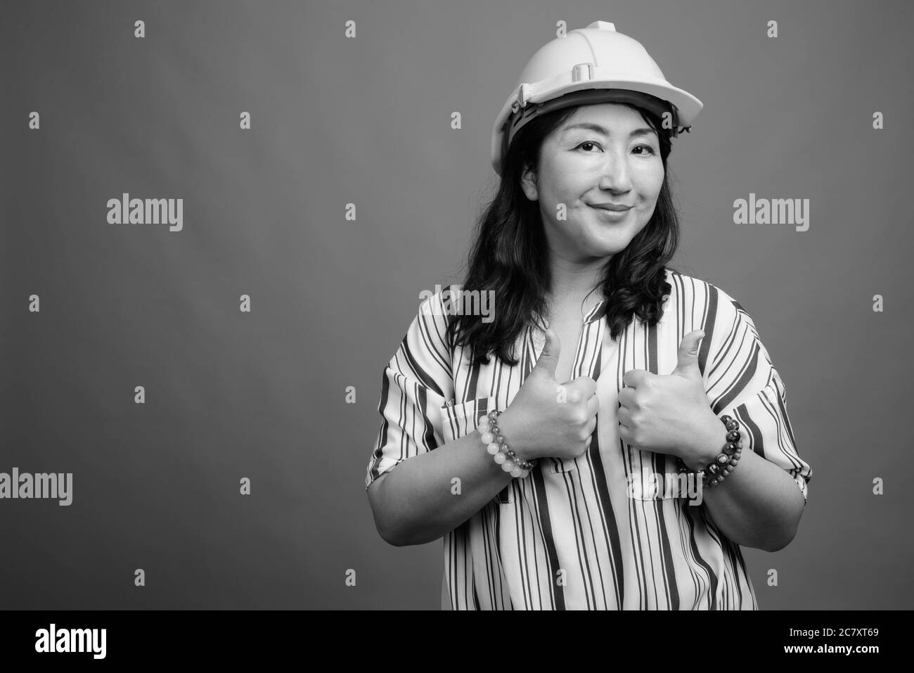Ritratto di bella donna d'affari asiatica matura come ingegnere Foto Stock