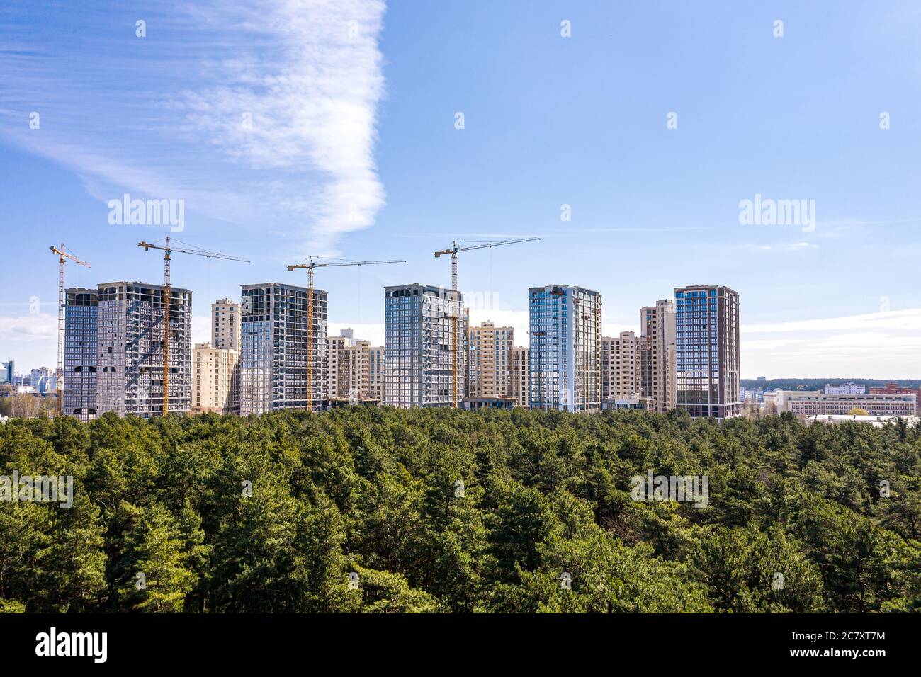 moderno quartiere residenziale in costruzione vicino al parco cittadino in giornata di sole. fotografia drone Foto Stock