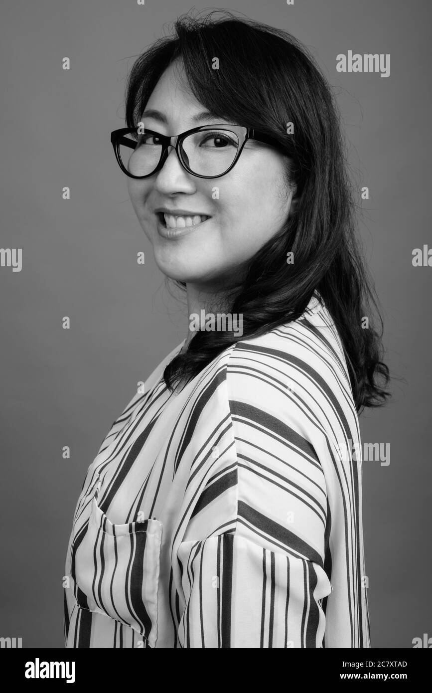 Ritratto di bella donna d'affari asiatica matura con occhiali Foto Stock