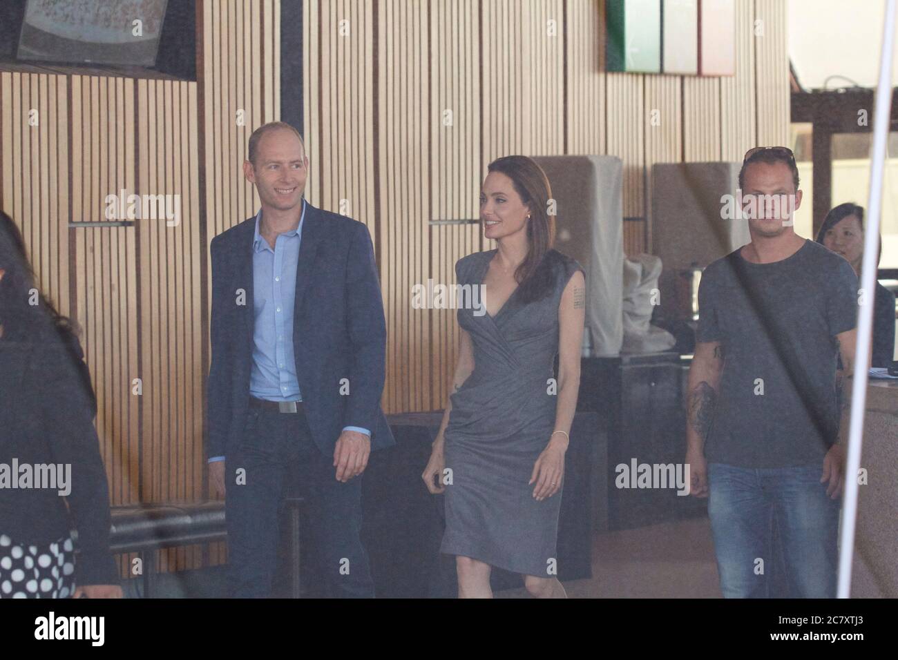 Geoff Evans (soldato australiano in ambasciatore e attore nel film) e Angelina Jolie camminano attraverso la Sydney Opera House per partecipare alla chiamata fotografica fuori t Foto Stock