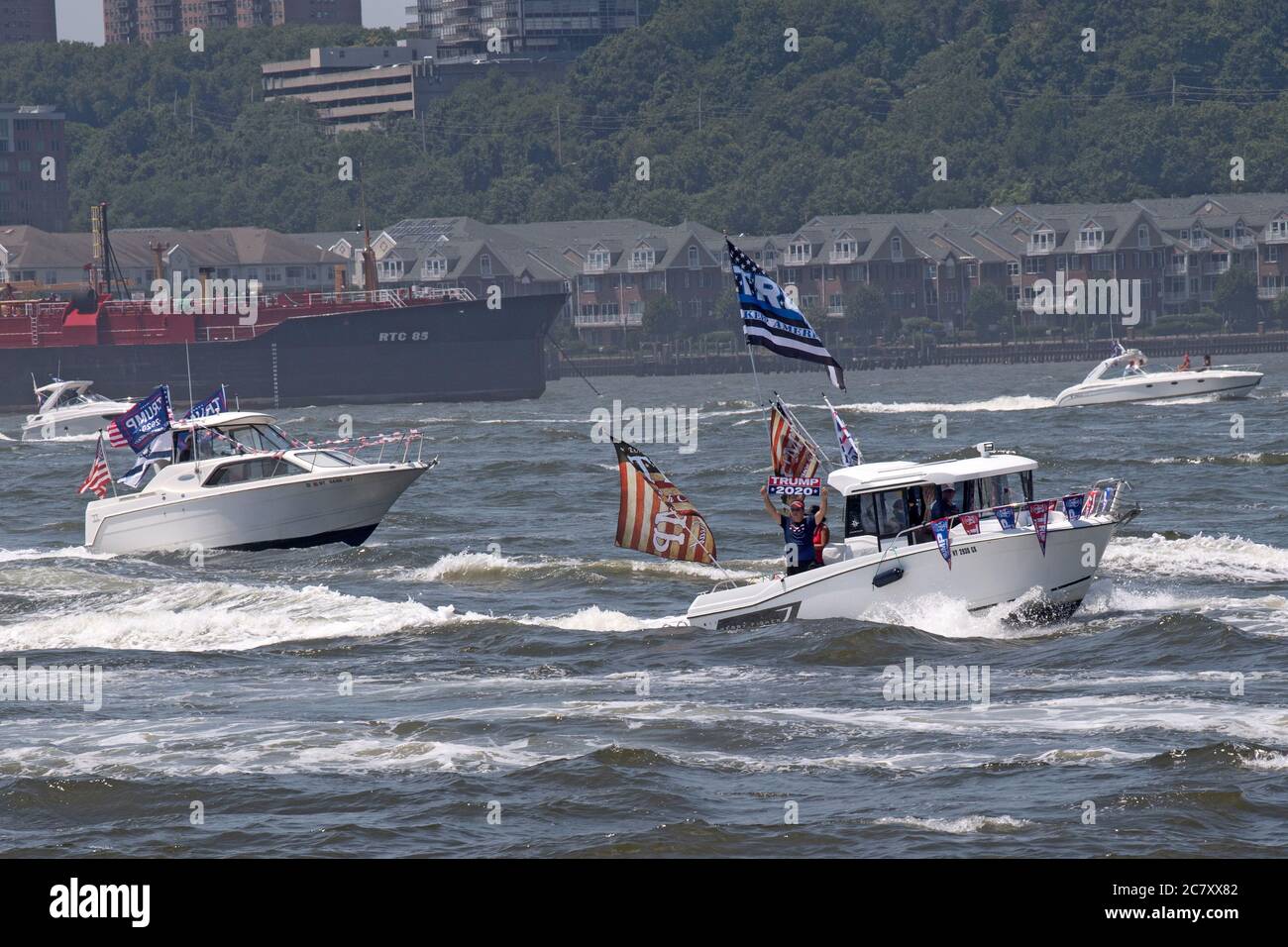 NEW YORK, NY - LUGLIO 19. 2020: Un enorme flottiglia di barche e jetski che mostrano 2020 bandiere Trump fanno la loro strada fino al fiume Hudson di Manhattan. tromba Foto Stock