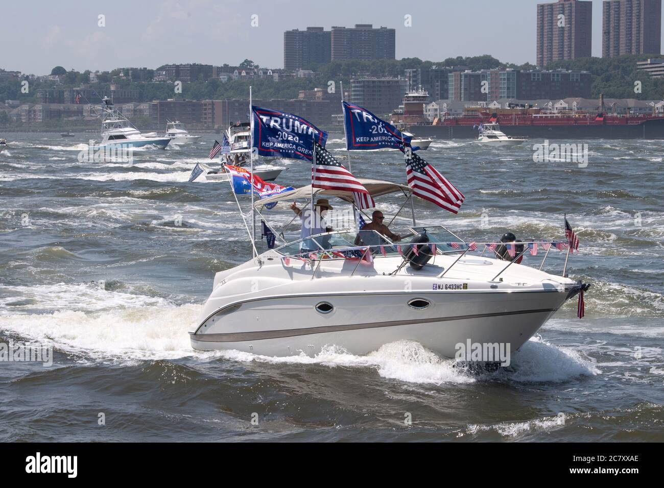 NEW YORK, NY - LUGLIO 19. 2020: Un enorme flottiglia di barche e jetski che mostrano 2020 bandiere Trump fanno la loro strada fino al fiume Hudson di Manhattan. tromba Foto Stock