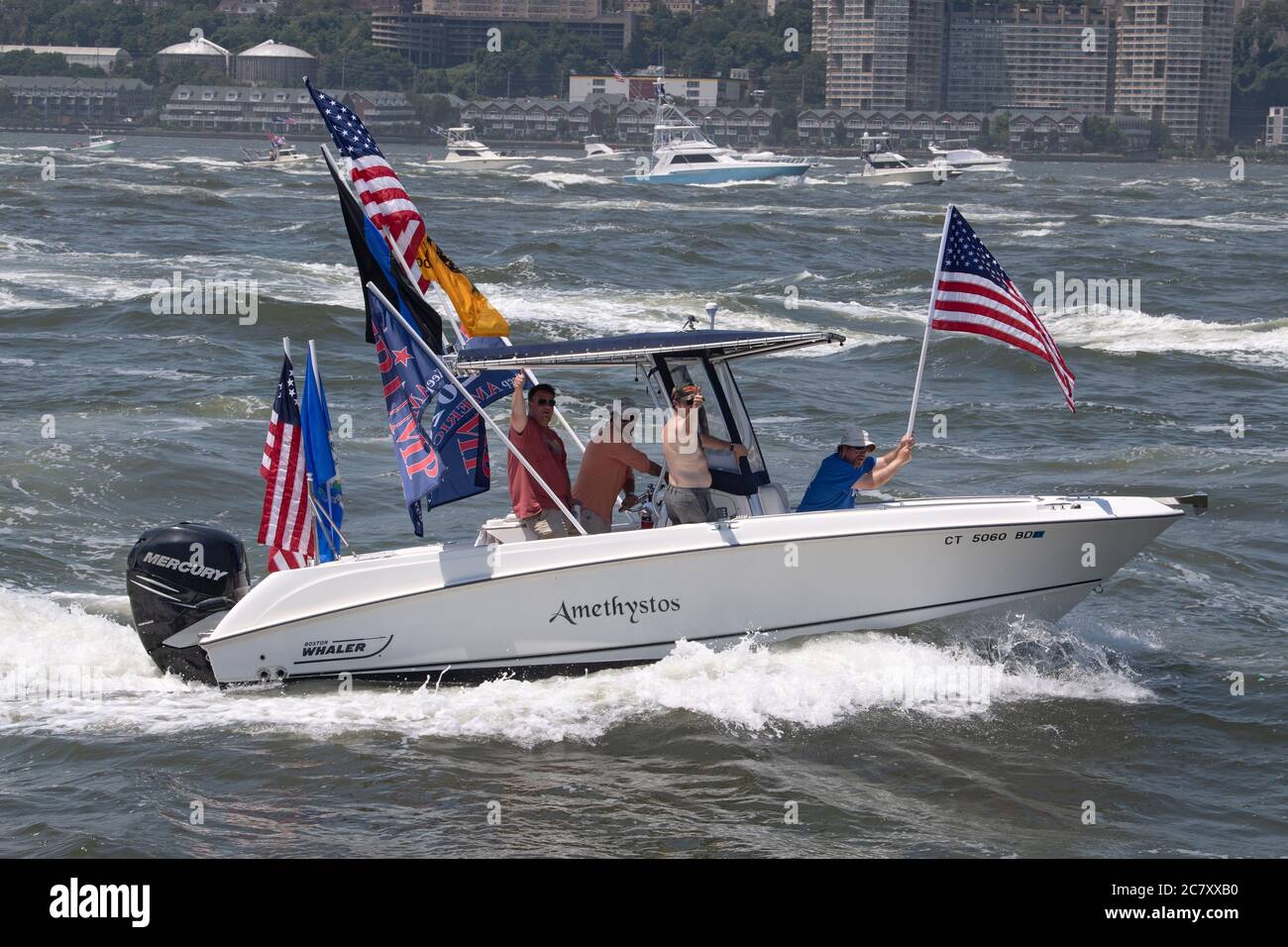 NEW YORK, NY - LUGLIO 19. 2020: Un enorme flottiglia di barche e jetski che mostrano 2020 bandiere Trump fanno la loro strada fino al fiume Hudson di Manhattan. tromba Foto Stock