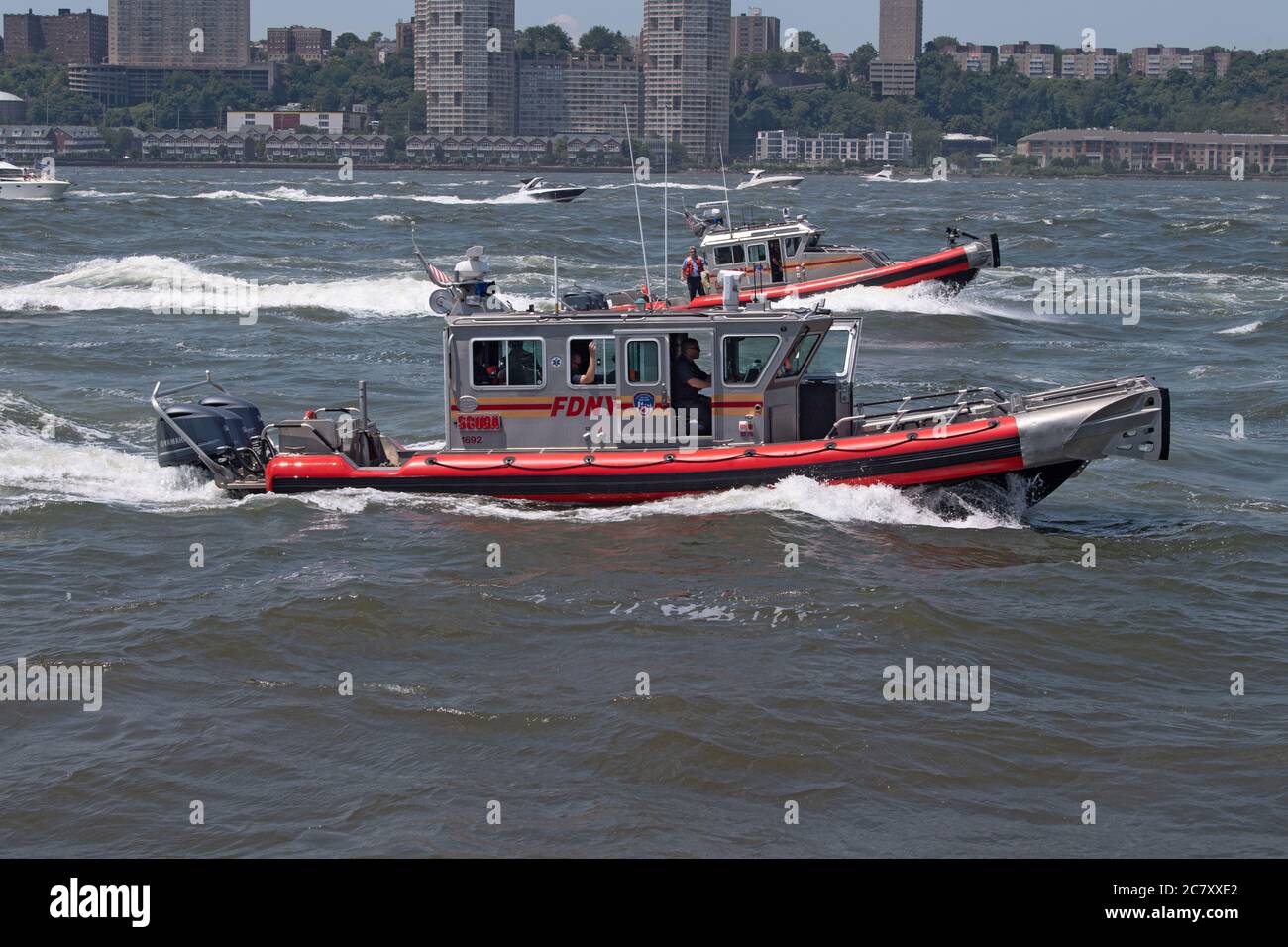 NEW YORK, NY - LUGLIO 19. 2020: Un enorme flottiglia di barche e jetski che mostrano 2020 bandiere Trump fanno la loro strada fino al fiume Hudson di Manhattan. tromba Foto Stock