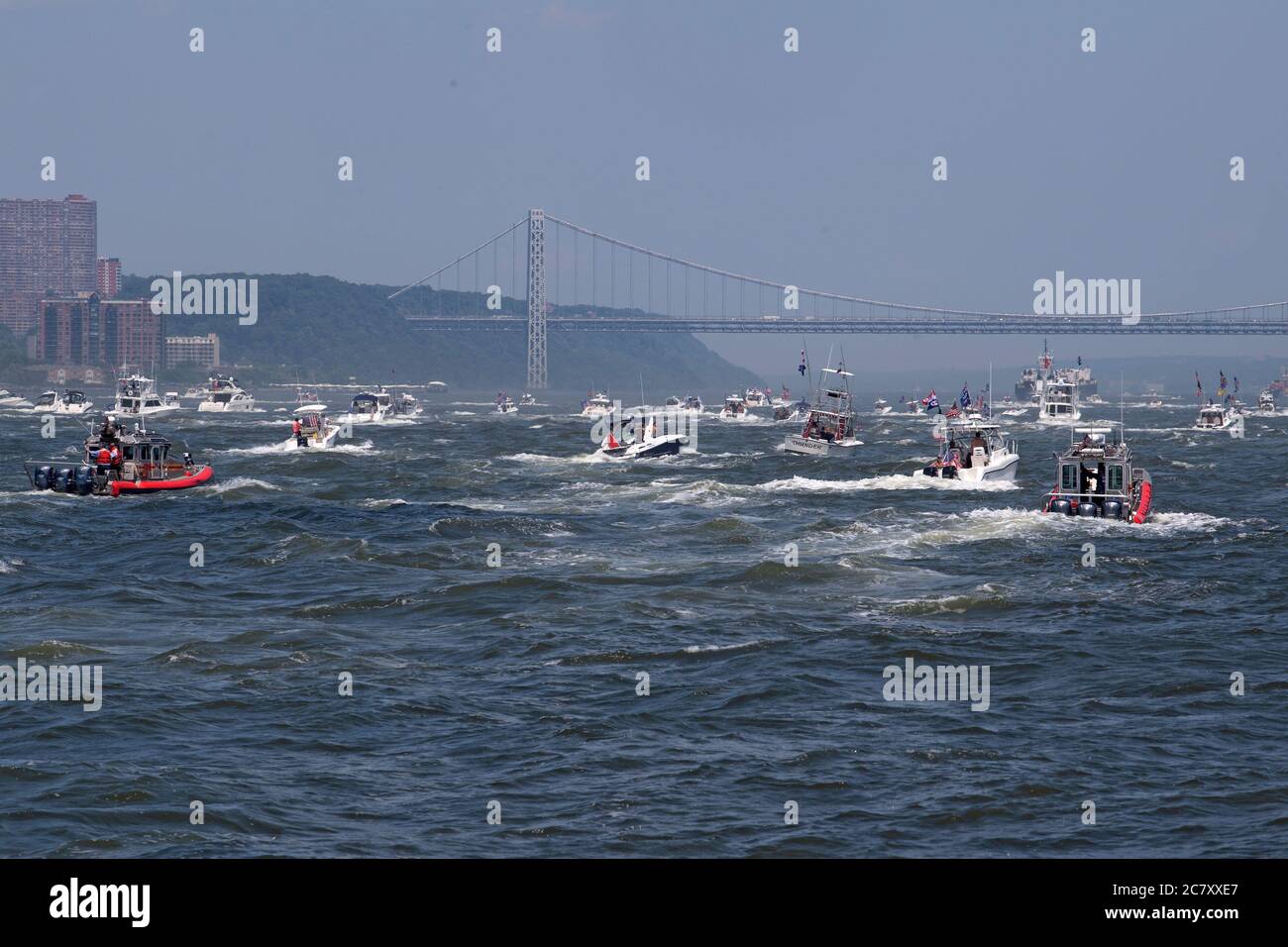 NEW YORK, NY - LUGLIO 19. 2020: Un enorme flottiglia di barche e jetski che mostrano 2020 bandiere Trump fanno la loro strada fino al fiume Hudson di Manhattan. tromba Foto Stock