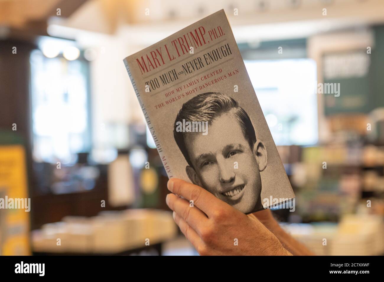 NEW YORK, NY - 19 LUGLIO 2020: Il nuovo libro di Mary Trump sul presidente degli Stati Uniti Donald J. Trump è in mostra al negozio Barnes & Noble a Manhattan. Foto Stock