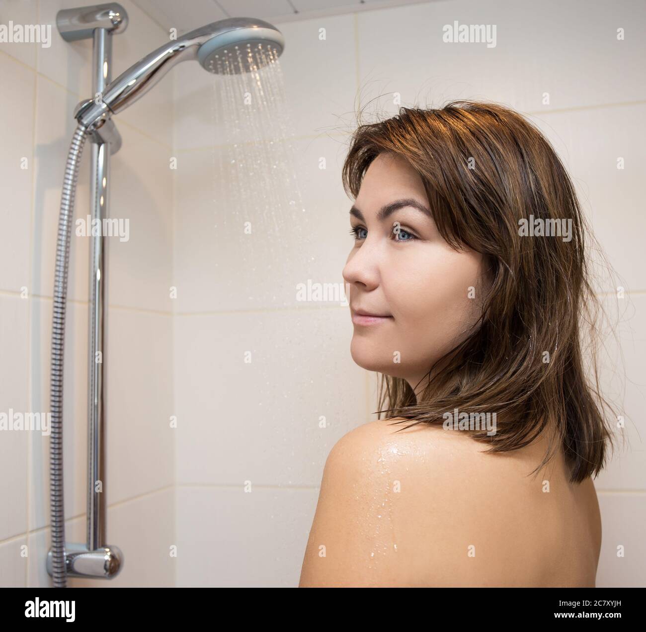 ritratto di giovane bella donna che si lava in doccia Foto stock - Alamy