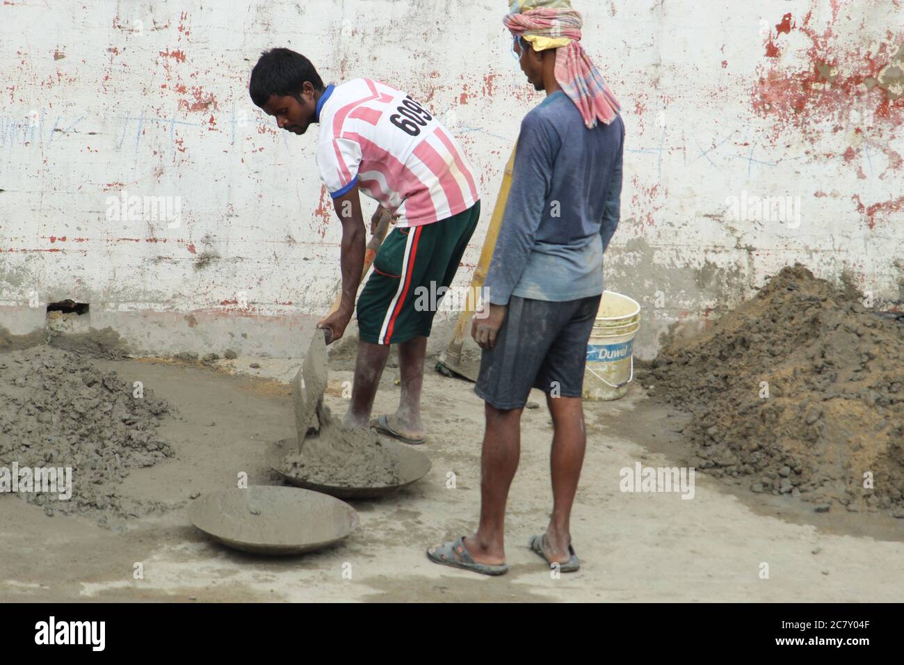 Kolkata, Bengala Occidentale/India - Luglio 2020: Lavoratori migranti e locali lavorano per l'industria edile a Barasat, N.24 Parganas. Foto Stock