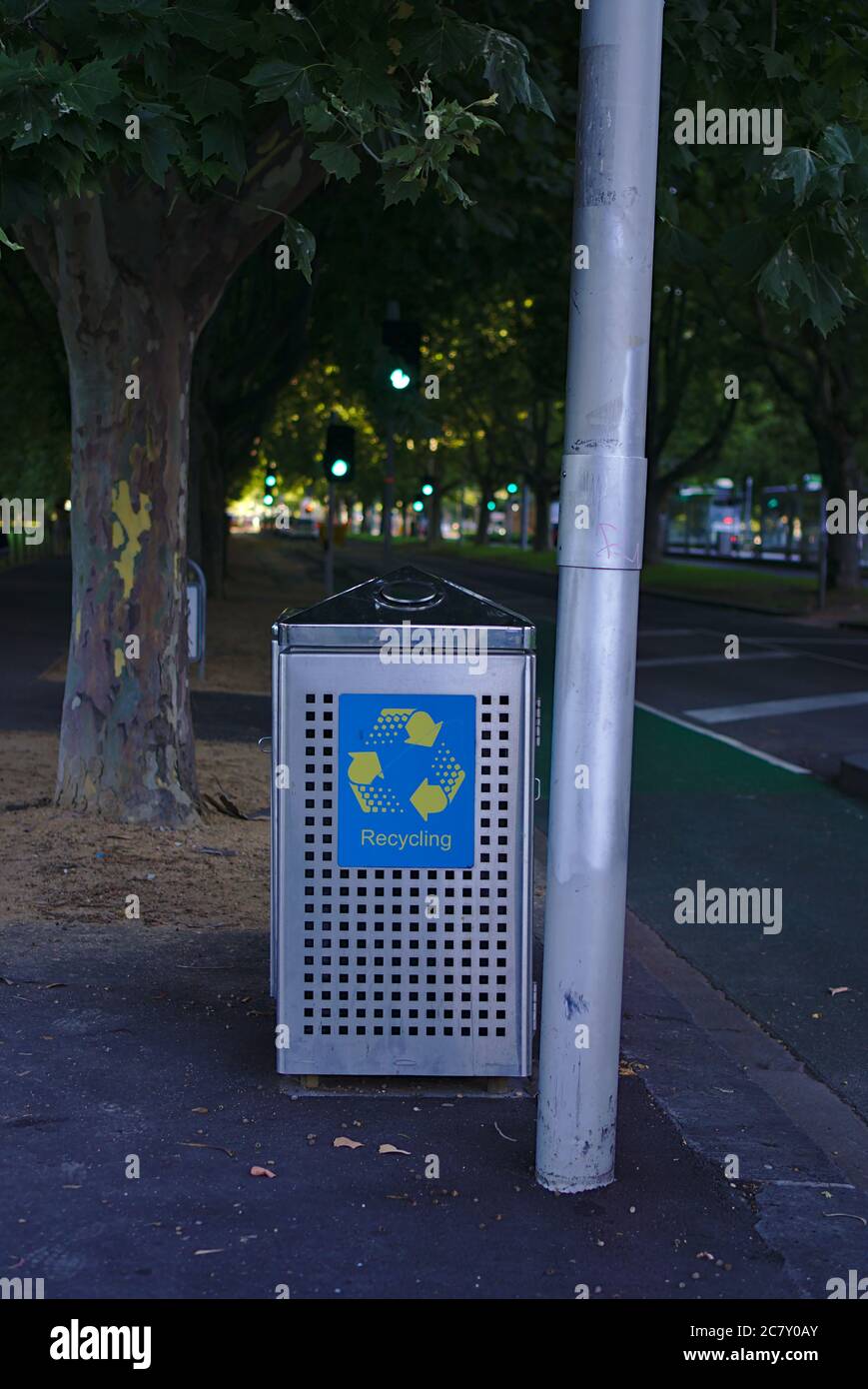 Cestino di riciclaggio in metallo cromato su strada a Melbourne Australia con sfondo leggermente sfocato Foto Stock