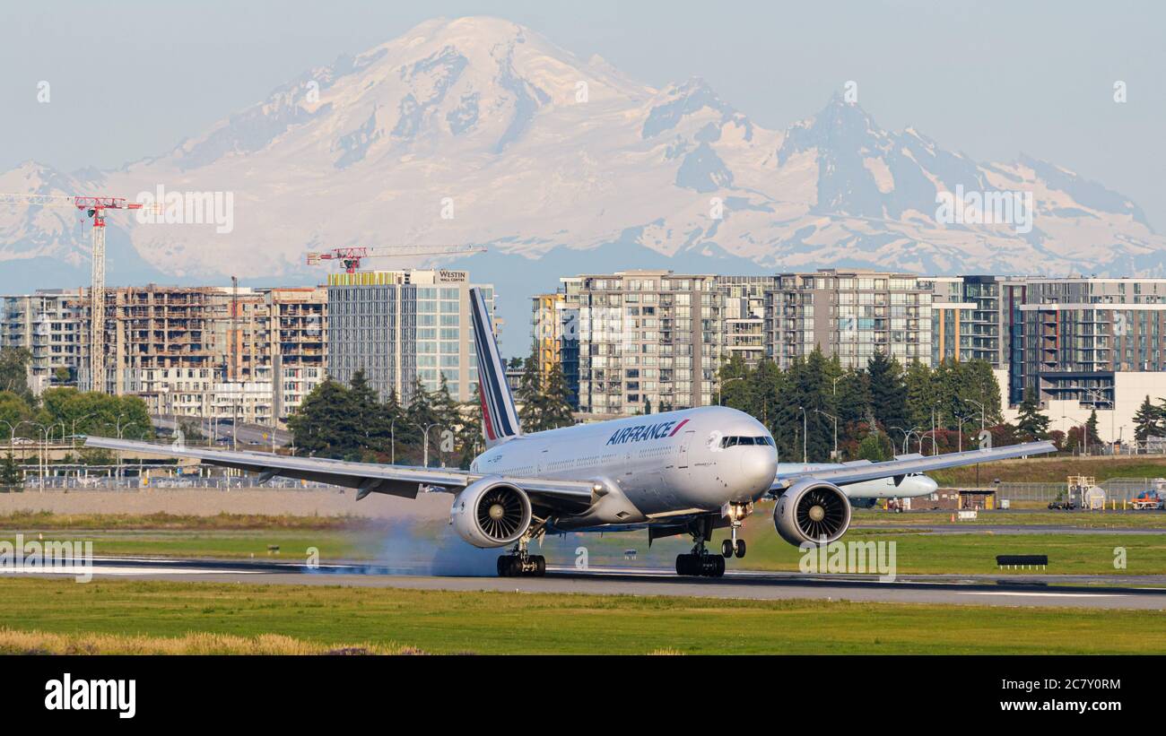 Richmond, British Columbia, Canada. 14 luglio 2020. Un Air France Boeing 777-200ER Wide-Body Jet (F-GSPY) atterra all'aeroporto internazionale di Vancouver, 14 luglio 2020. Sullo sfondo, il Monte dello Stato di Washington Baker, altitudine 3286 metri (10,781 piedi), sembra apparire sopra Fraser Valley della British Columbia. Credit: Bayne Stanley/ZUMA Wire/Alamy Live News Foto Stock