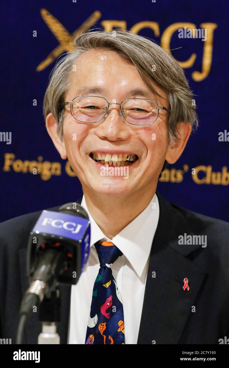 Il Dott. Shinya Iwamuro urologo e difensore della salute pubblica parla durante una conferenza stampa al Foreign Correspairs' Club of Japan (FCCJ) il 20 luglio 2020, Tokyo, Giappone. Kaori Kohga, che rappresenta i lavoratori e i club delle hostess in tutto il Giappone, è venuto al Club insieme al Dr. Iwamuro per parlare delle sfide degli operatori della vita notturna in mezzo alla pandemia di coronavirus, in cui i recenti casi di infezione sono stati aumento tra le persone nei loro 20 e 30. Credit: Rondrigo Reyes Marin/AFLO/Alamy Live News Foto Stock