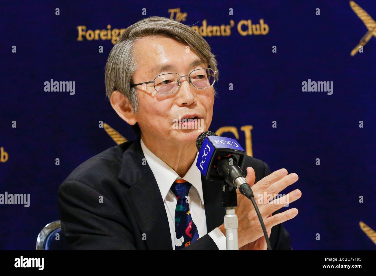 Il Dott. Shinya Iwamuro urologo e difensore della salute pubblica parla durante una conferenza stampa al Foreign Correspairs' Club of Japan (FCCJ) il 20 luglio 2020, Tokyo, Giappone. Kaori Kohga, che rappresenta i lavoratori e i club delle hostess in tutto il Giappone, è venuto al Club insieme al Dr. Iwamuro per parlare delle sfide degli operatori della vita notturna in mezzo alla pandemia di coronavirus, in cui i recenti casi di infezione sono stati aumento tra le persone nei loro 20 e 30. Credit: Rondrigo Reyes Marin/AFLO/Alamy Live News Foto Stock