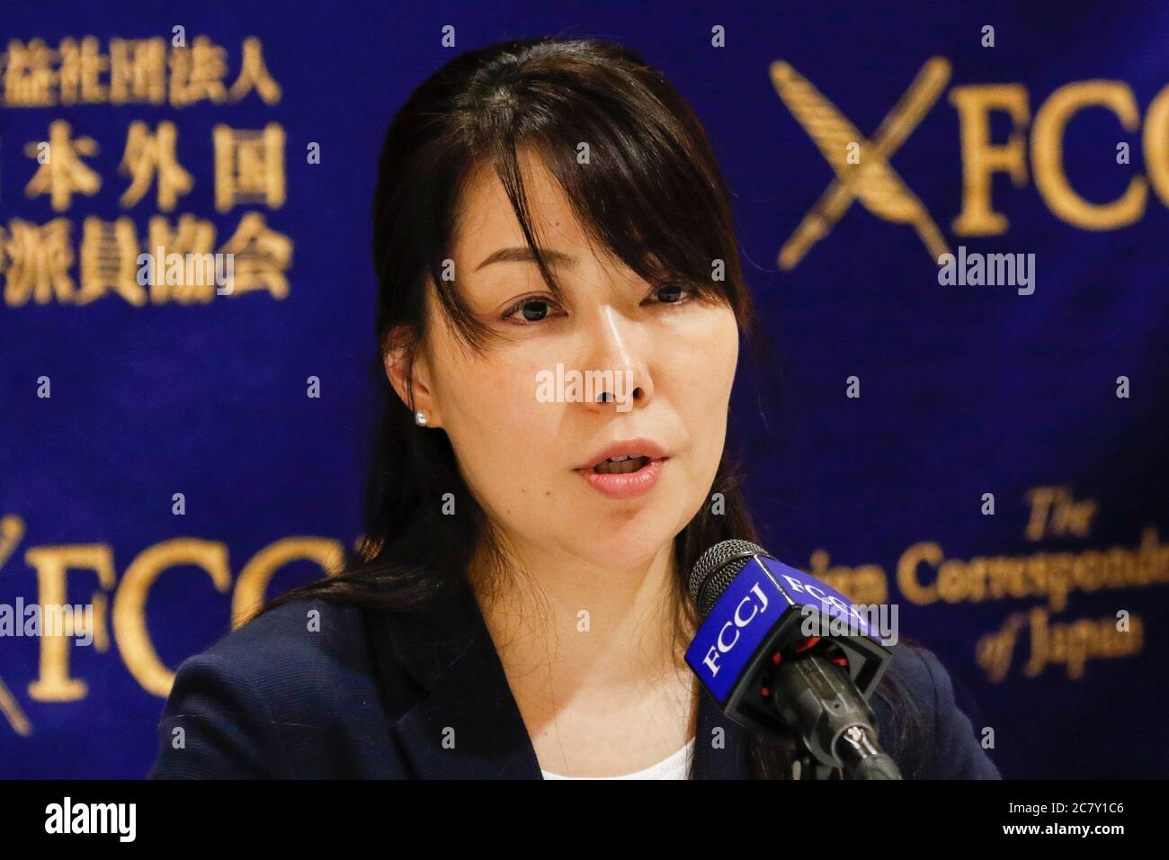 Kaori Kohga, responsabile della Nightlife Business Association, parla durante una conferenza stampa al Foreign Corresponders' Club of Japan (FCCJ) il 20 luglio 2020, Tokyo, Giappone. Kohga, che rappresenta i lavoratori e i club delle hostess in tutto il Giappone, è venuto al Club insieme al Dr. Shinya Iwamuro per parlare delle sfide degli operatori della vita notturna in mezzo alla pandemia del coronavirus, in cui i recenti casi di infezione sono stati aumento tra le persone nei loro 20 e 30. Credit: Rondrigo Reyes Marin/AFLO/Alamy Live News Foto Stock