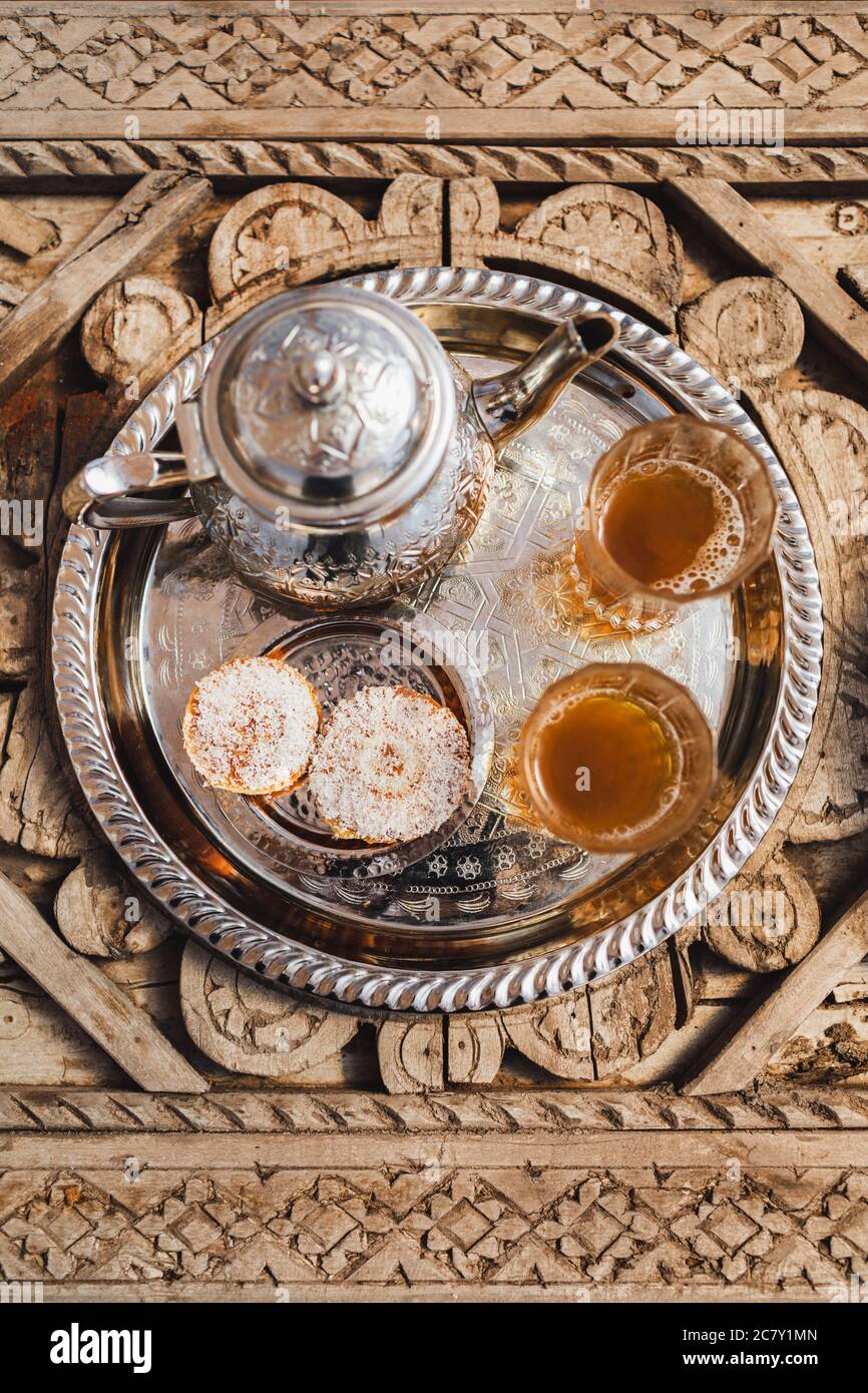 Set da tè marocchino Teiera Vintage Metallo squisito Lussuoso motivo in rilievo Set da tè marocchino con tazze Piatto per la decorazione della tavola Regalo Bicchieri da tè marocchini,Mobili marocchin