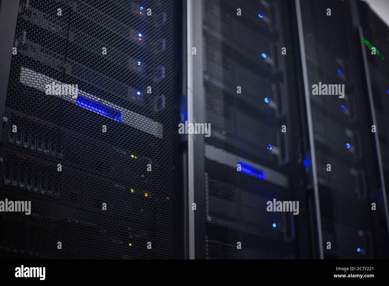 Rack per provider di telecomunicazioni nel data center. Foto Stock