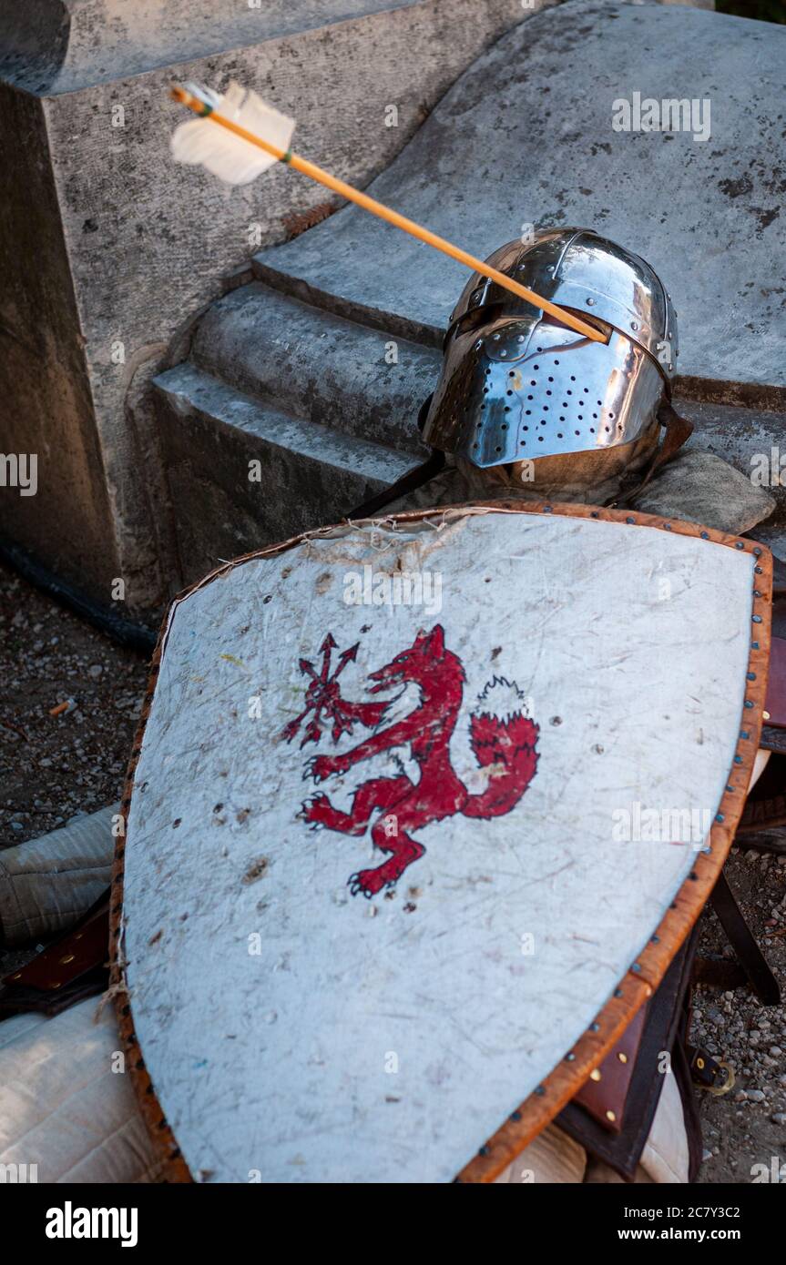 L'Isle sur la sorgue ,vaucluse ,France , O9, 29,2019 morti viking con freccia in occhio . arando armatura completa. rievocazione vichinga. Foto Stock