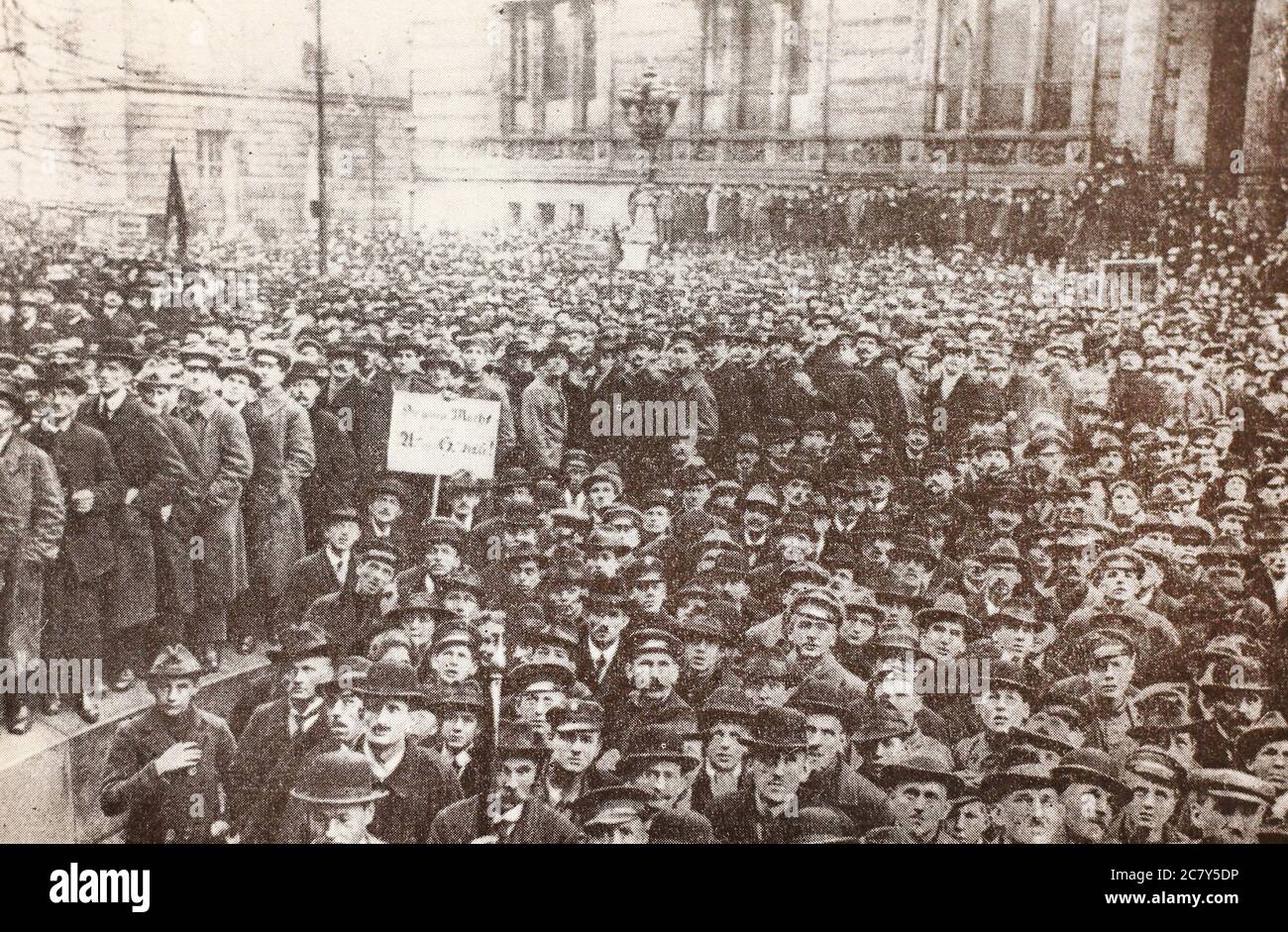 Manifestazione il 16 dicembre 1918 a Berlino di fronte all'edificio dove si è riunito il Congresso tedesco dei lavoratori e dei soldati sovietici. Foto Stock