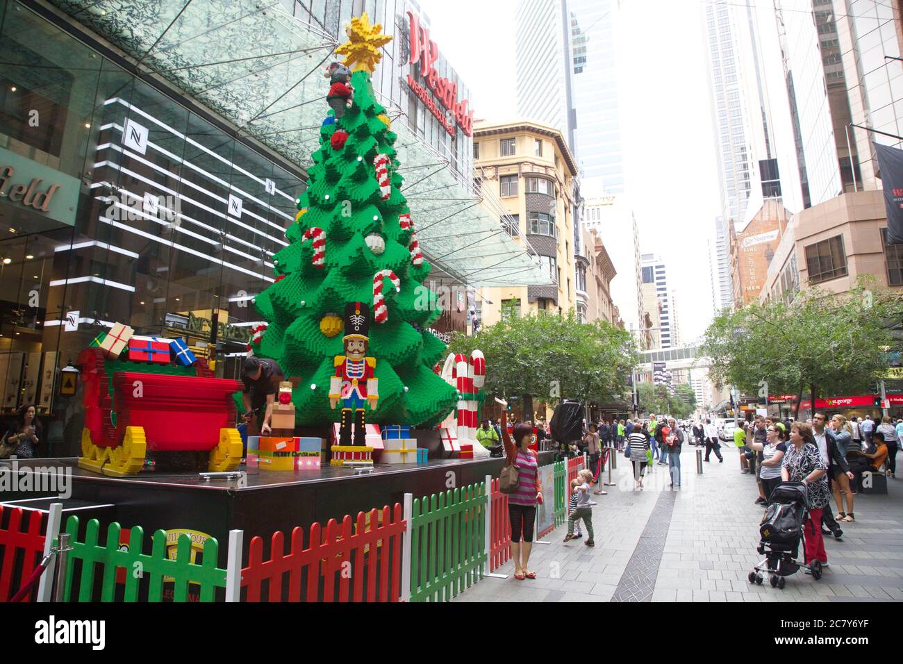 L'albero di Natale LEGO fuori Westfield Sydney all'angolo tra Pitt Street e Market Street è il più grande dell'emisfero meridionale. Foto Stock