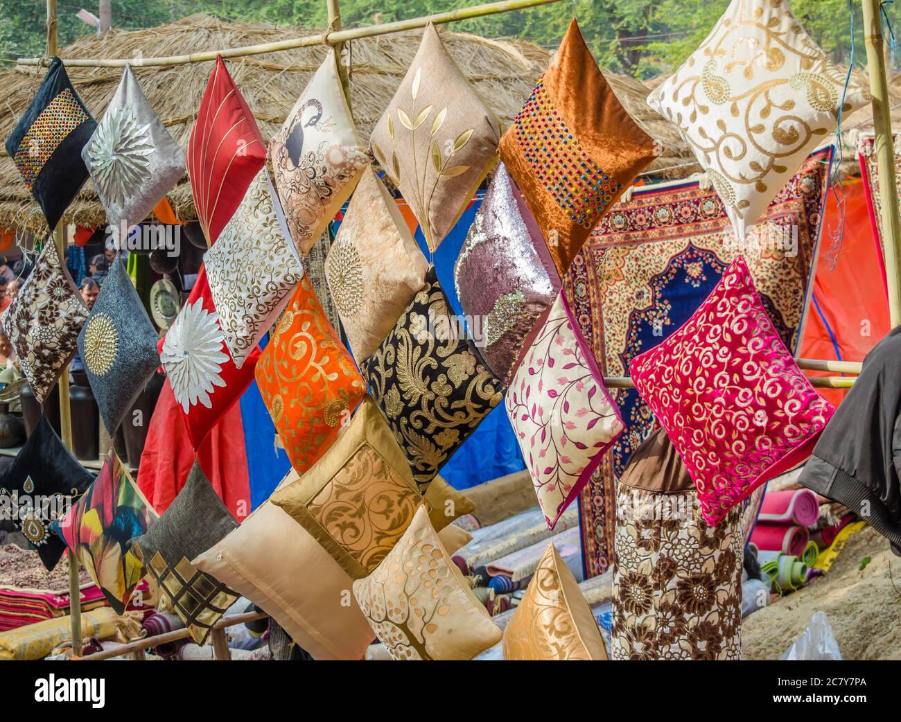 Ricamo a mano su cuscino dalla fiera artigianale surajkund Foto Stock