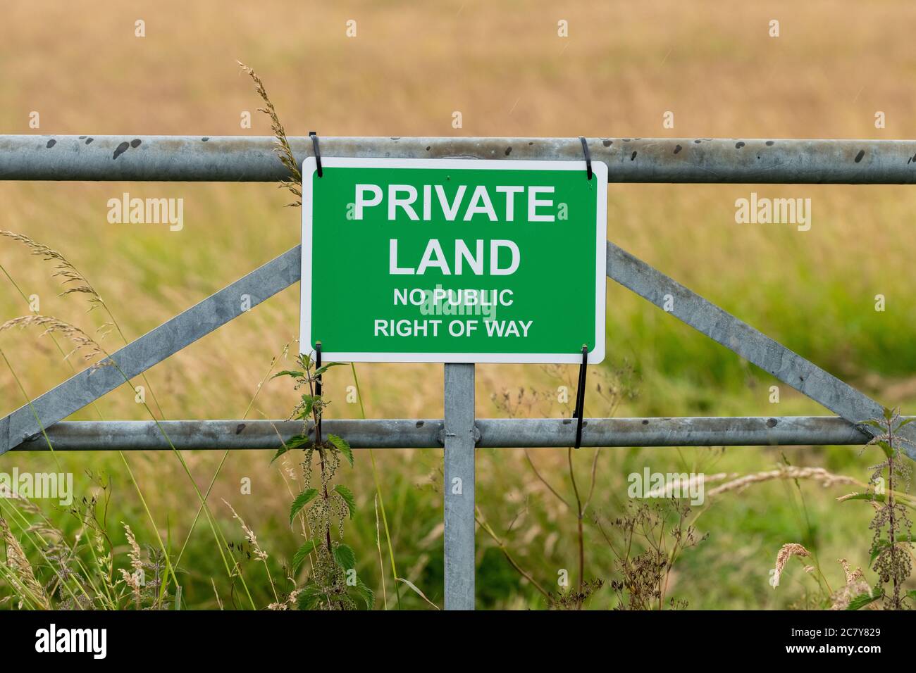Private Land No Public Right of Way cartello Farm Gate - Inghilterra, Regno Unito Foto Stock