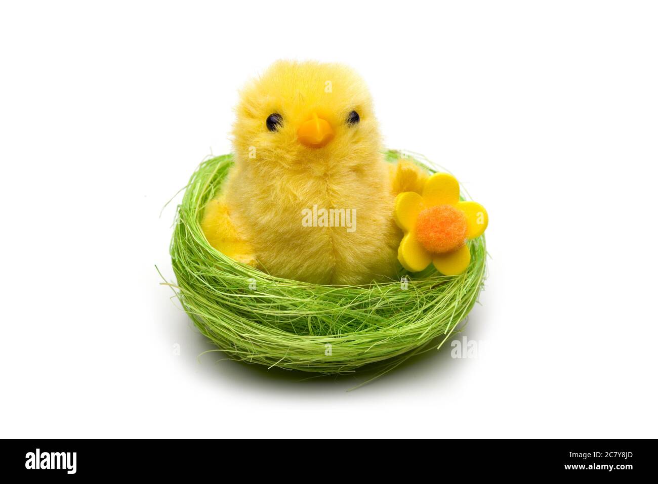 Pulcino di Pasqua nel nido isolato su bianco Foto Stock