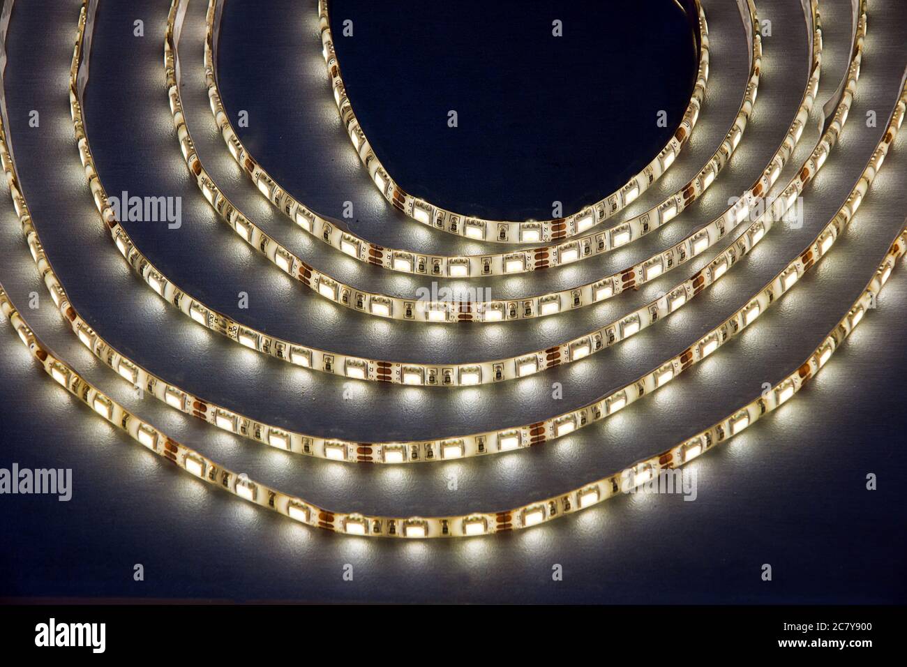 Immagine a basso angolo della striscia luminosa a LED con una luce scura sfondo Foto Stock