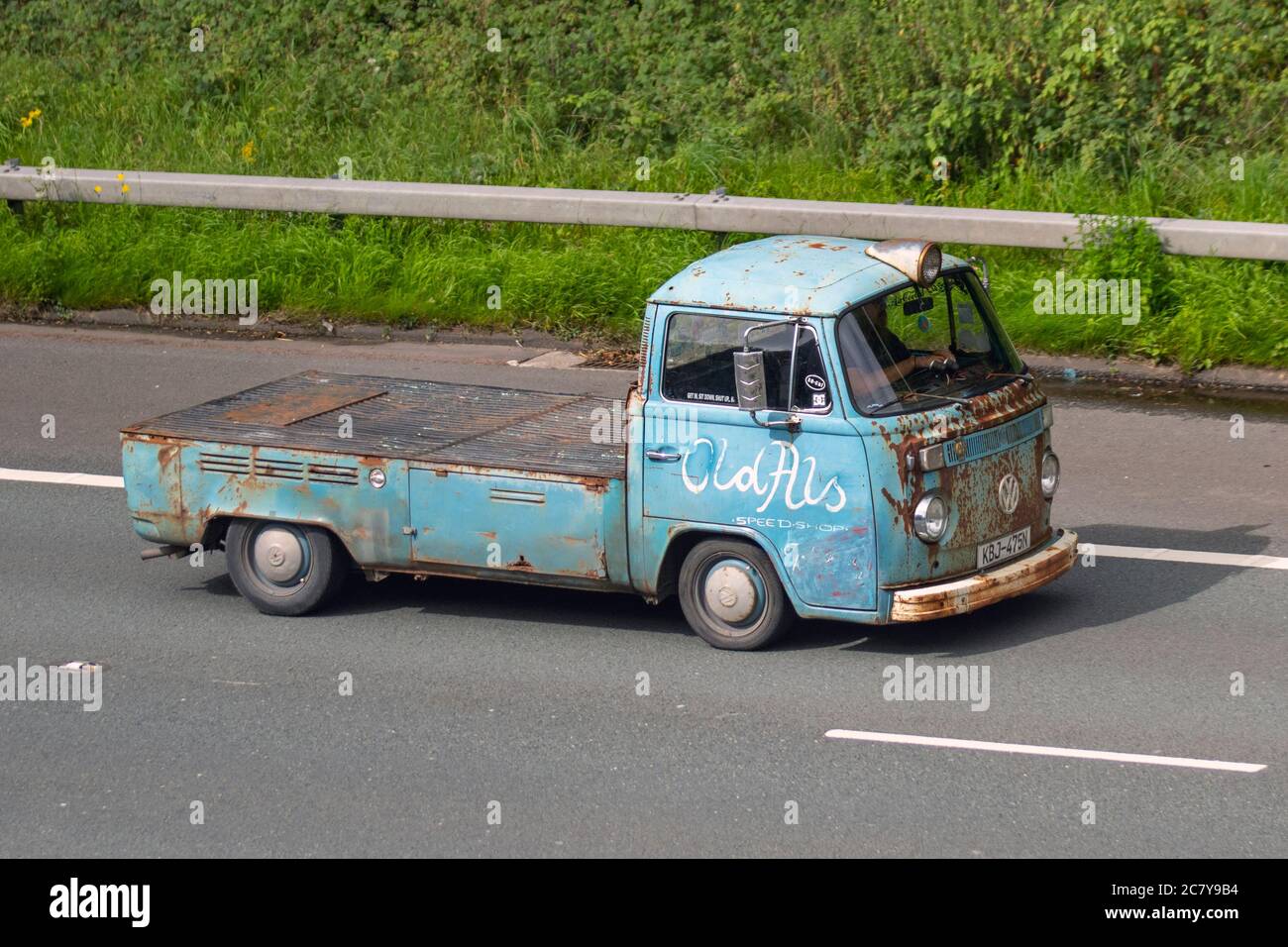 1975 70s Blue arrugginito modificato VW Volkswagen T1 flat bed Truck Old ALS Speed shop; arrugginite auto classiche, veterano amato, raro restaurata vecchio timer, motori da collezione, patrimonio d'epoca, vecchi conservati, insolite automobili tedesche da collezione sulle strade della Gran Bretagna, conversioni di furgoni. Foto Stock