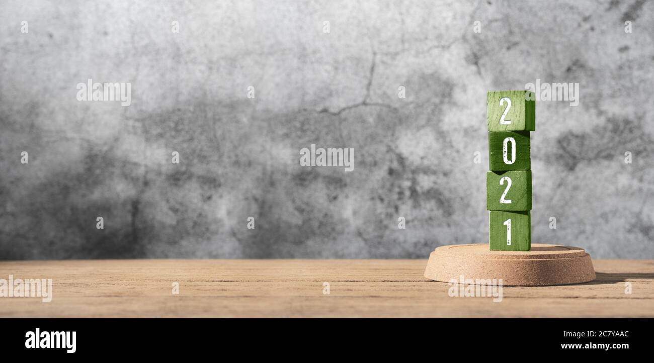 Verde 2021 felice anno nuovo su tavola di legno e muro di cemento sfondo Foto Stock