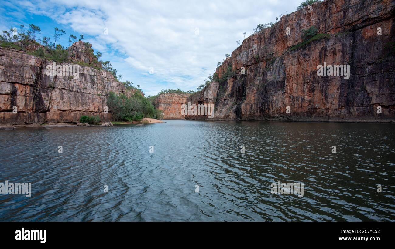 Bellissimo scatto di acque circondate da scogliere nel Parco Nazionale di Nitmiluk, Australia Foto Stock
