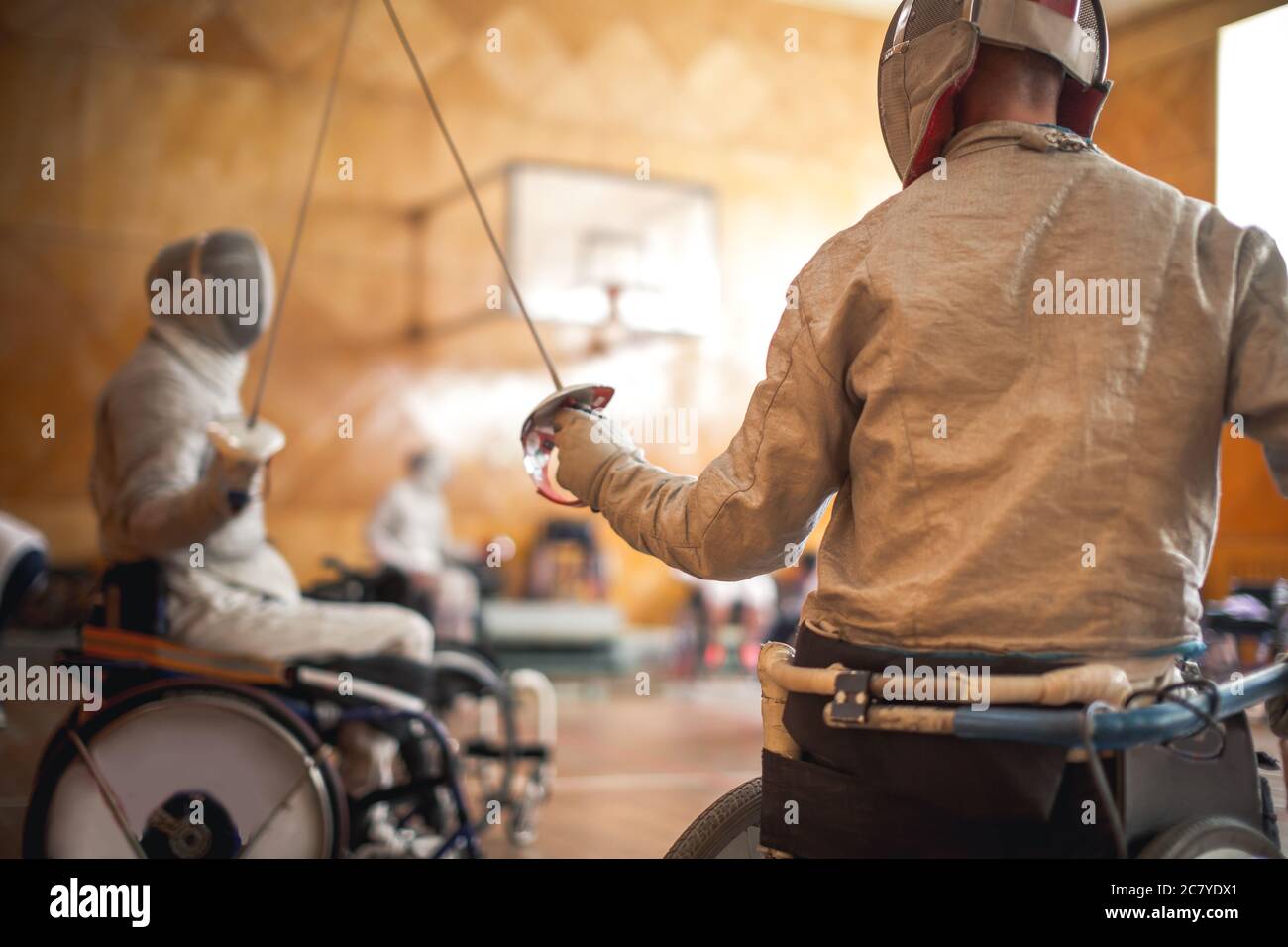 addestramento di persone disabili sedute su una sedia a rotelle Foto Stock