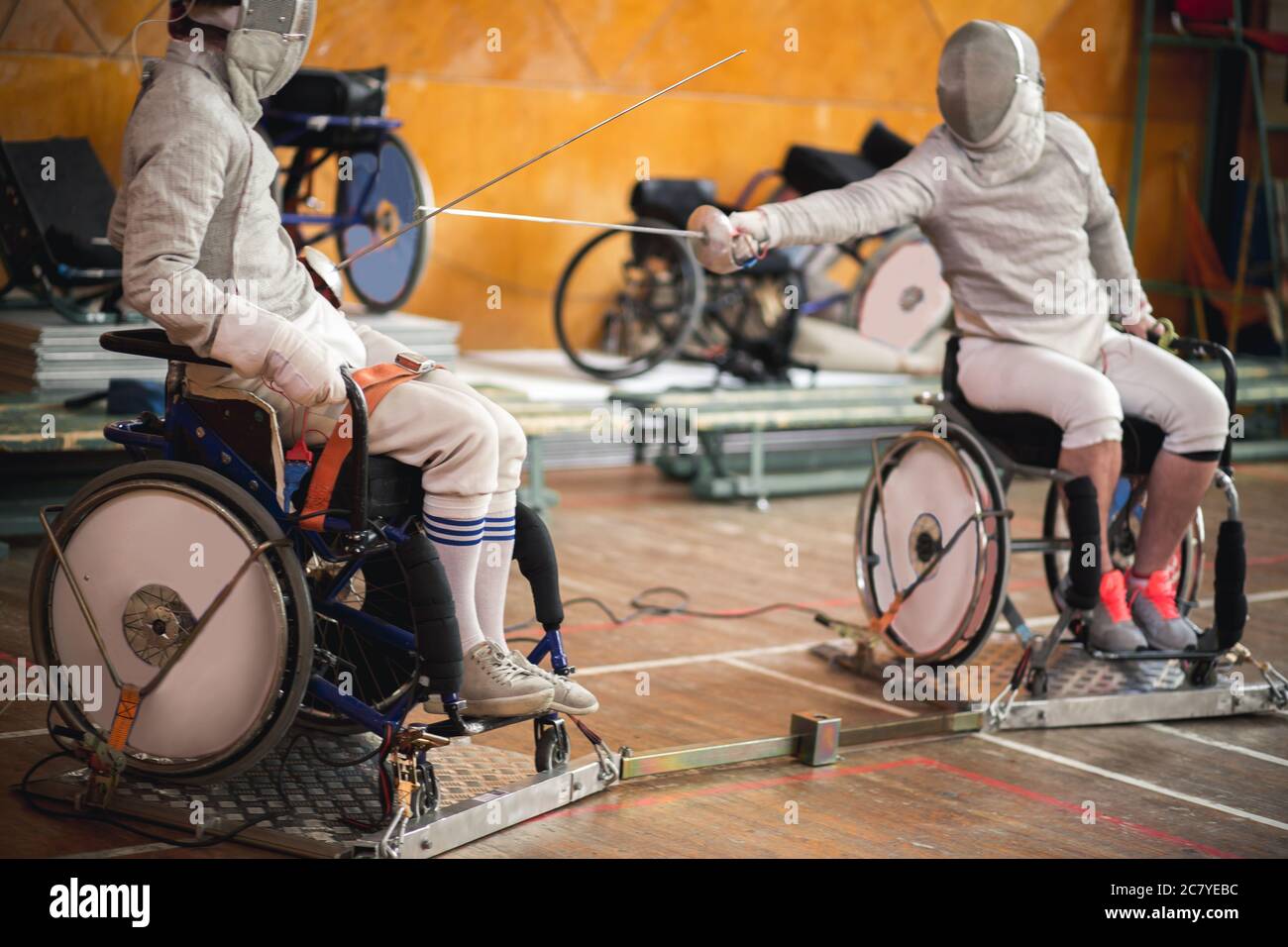 addestramento di persone disabili sedute su una sedia a rotelle Foto Stock