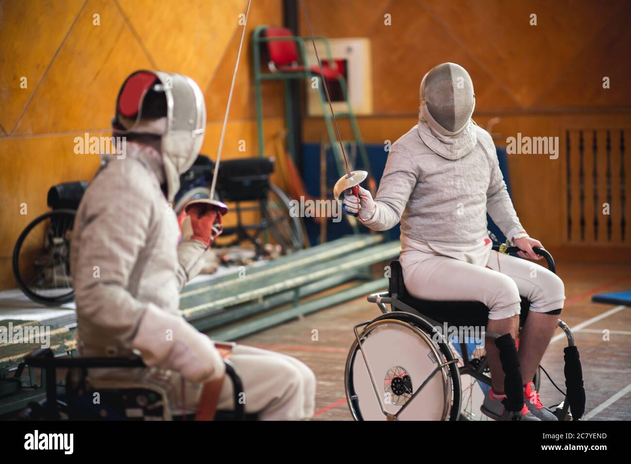 mencer disabili e il loro allenatore in allenamento Foto Stock