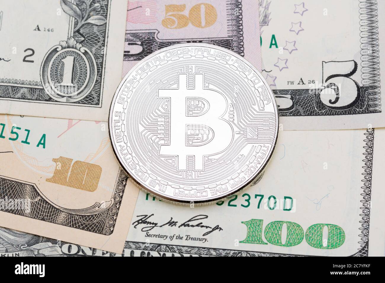 Moneta di argento su dollari USA, micro colpo. Foto Stock